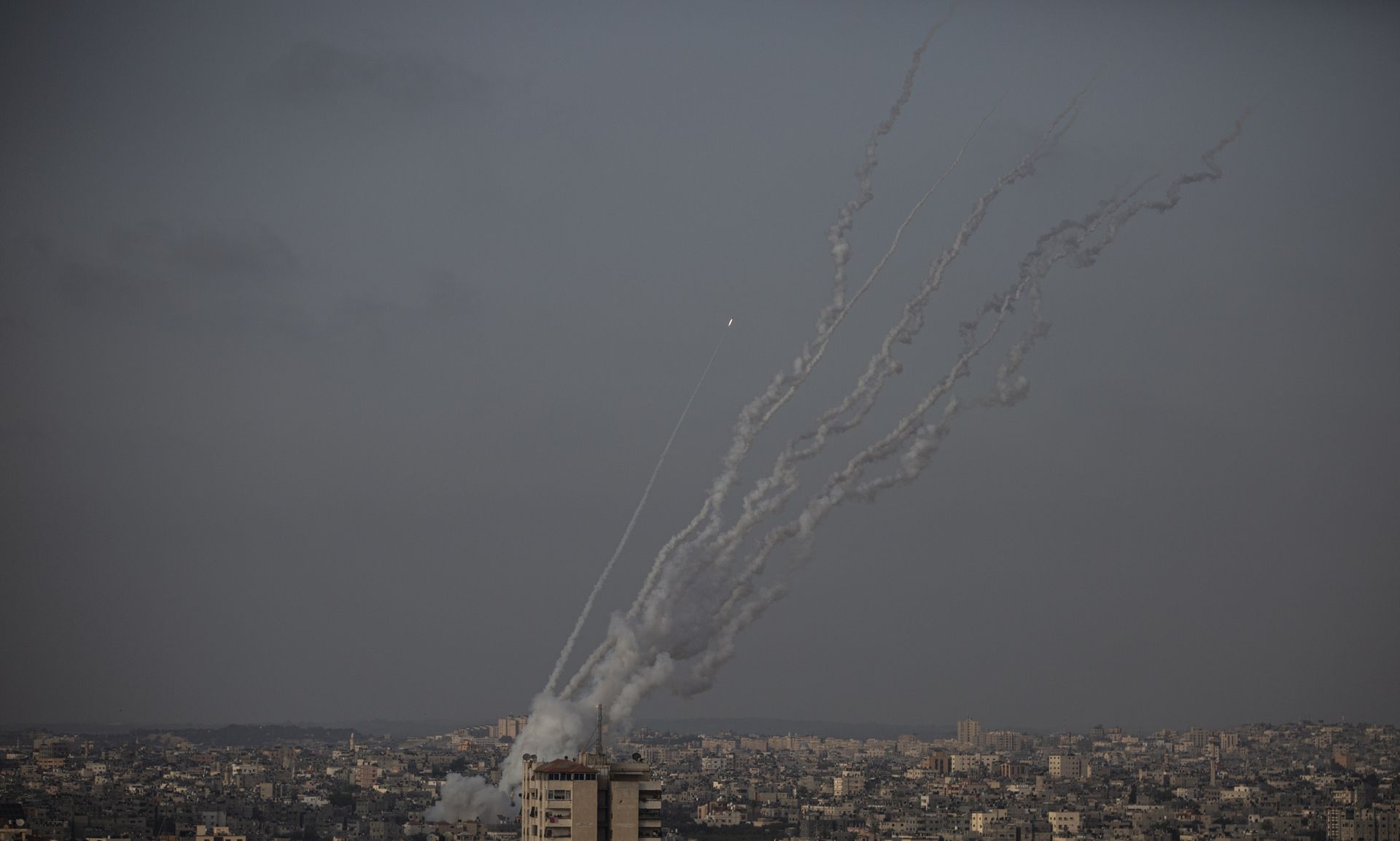 5月10日，从加沙地带射向以色列的火箭。控制该区的巴勒斯坦武装组织哈马斯称，以此反击以色列“入侵”阿克萨清真寺，以及导致逾300巴人受伤。（AP）