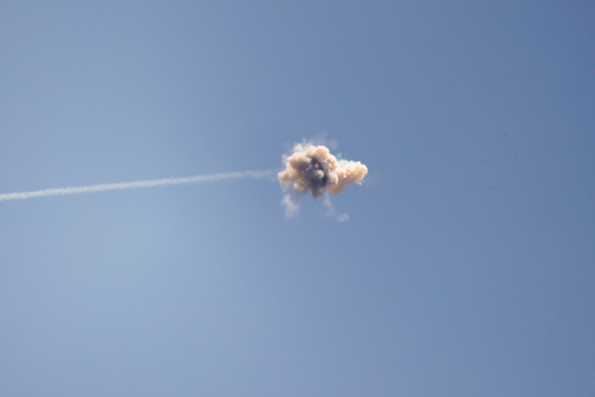 2021年5月13日，以巴双方的空中攻防战在日间仍然持续，在以色列城市斯德洛特（Sderot）上空，以军“铁穹”防御系统成功拦截火箭，形成一记爆破。（Reuters）