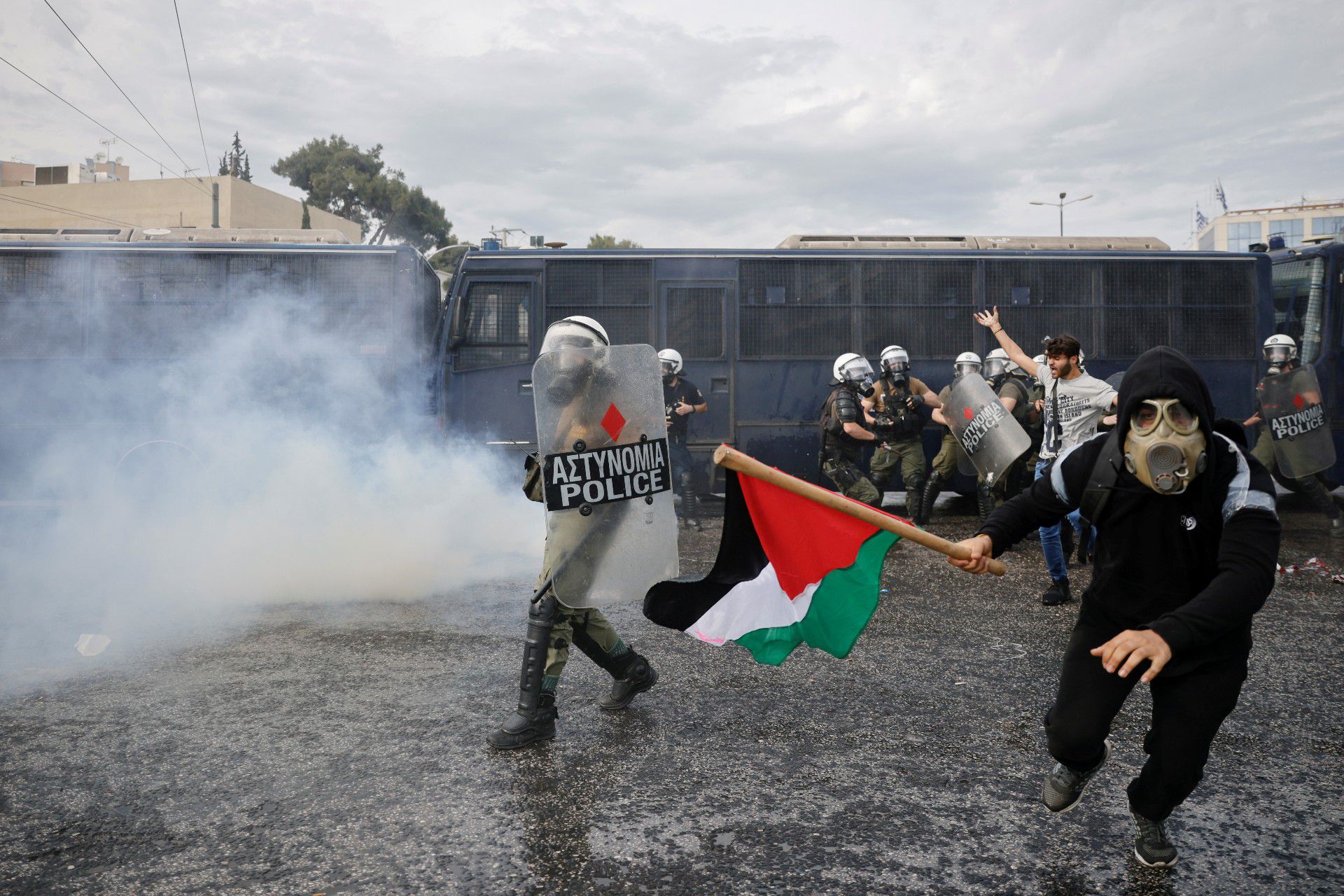 以巴冲突：图为5月15日，希腊雅典民众上街声援巴勒斯坦人。（Reuters）