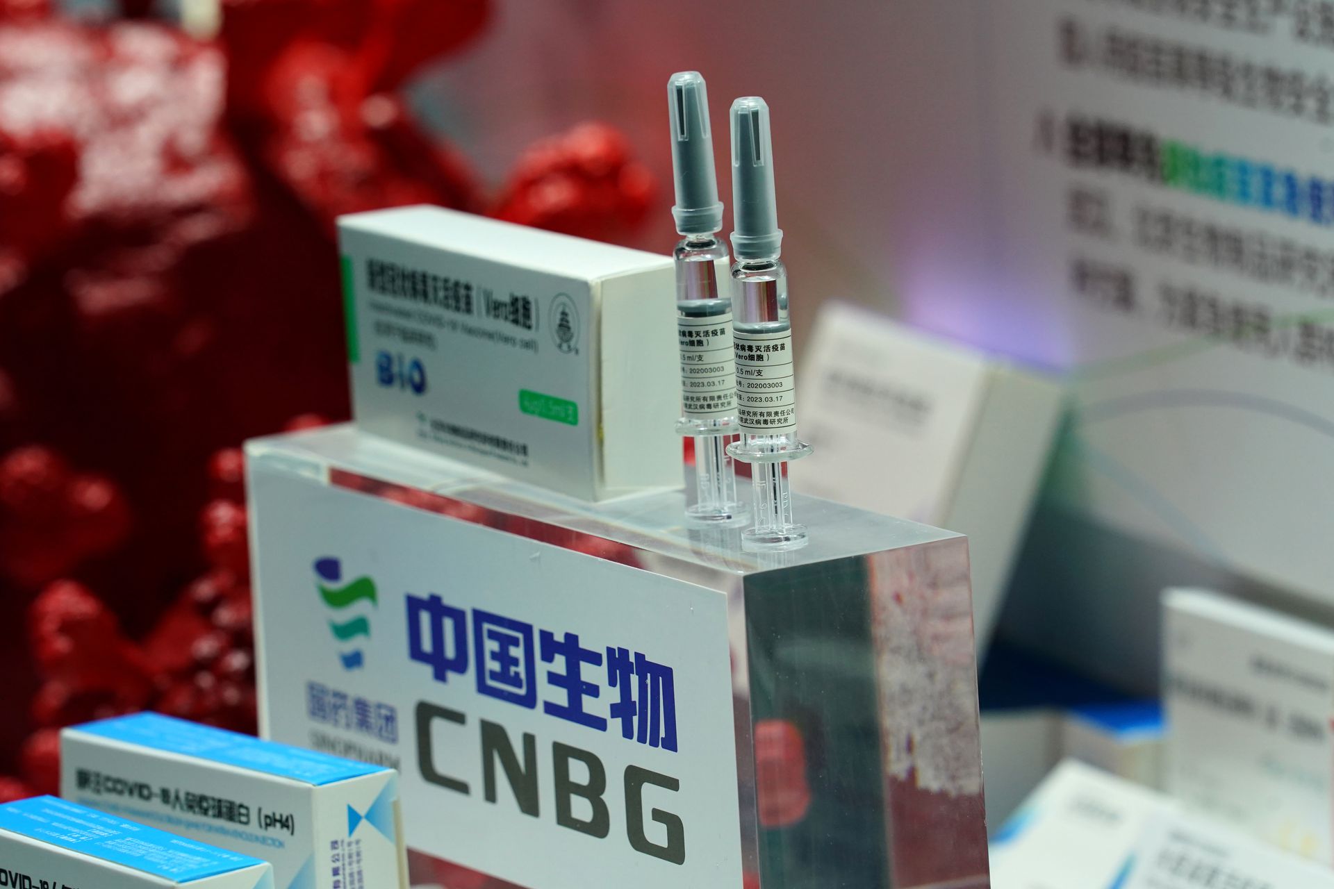 本次中国国际服务贸易交易会上，中国生物的两个新冠病毒灭活疫苗首次登场，参观者可近距离面对面观看。（Reuters）