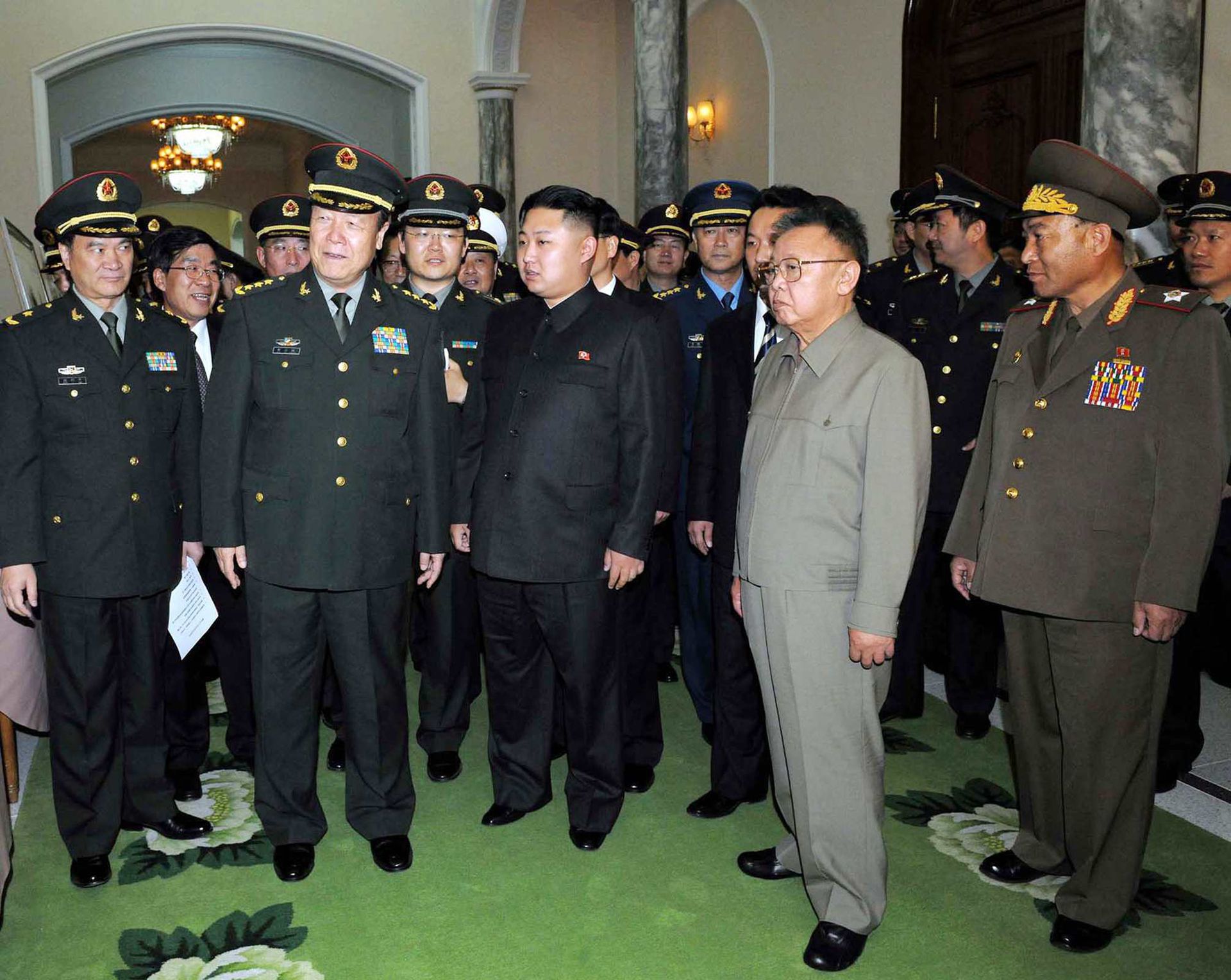 2010年10月26日,朝鲜领导人金正日和他的儿子金正恩与中国中央军事委员会副主席郭伯雄率领的军官合影。(AFP)
