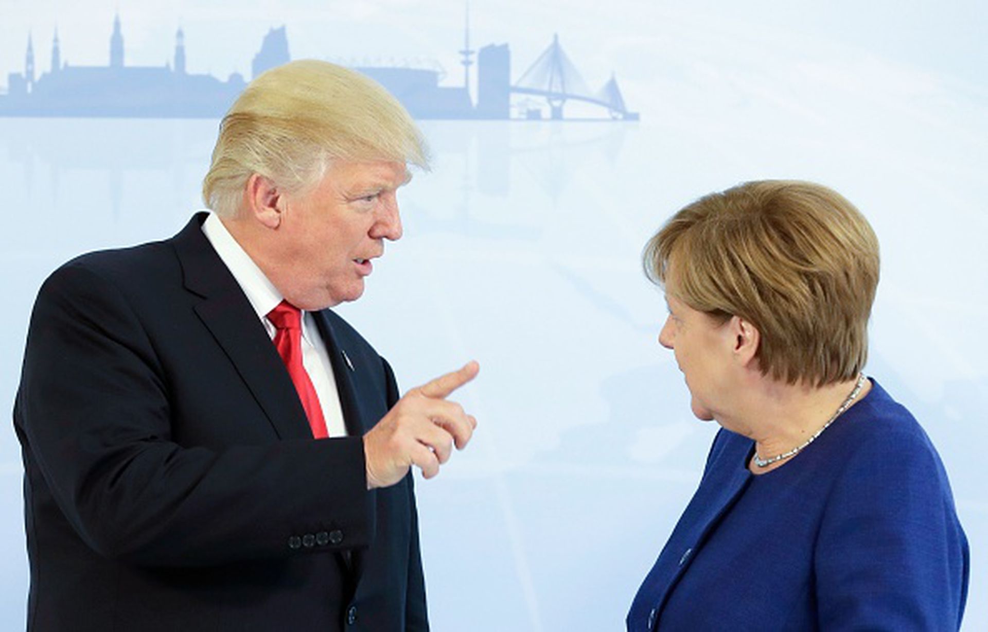 2017年7月6日，在德国汉堡举行的20国集团领导人峰会开幕前，美国总统特朗普与德国总理默克尔举行双边会晤。（Getty Images）