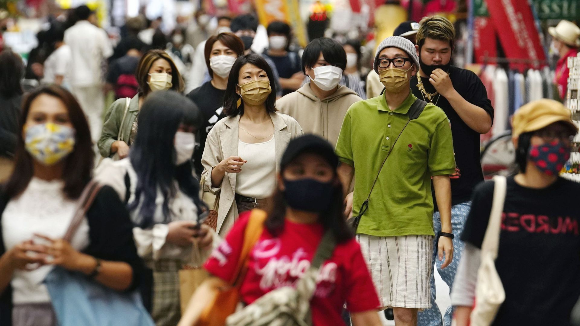 日本新冠肺炎疫情：图为5月28日，日本名古屋市购物区的民众。（AP）