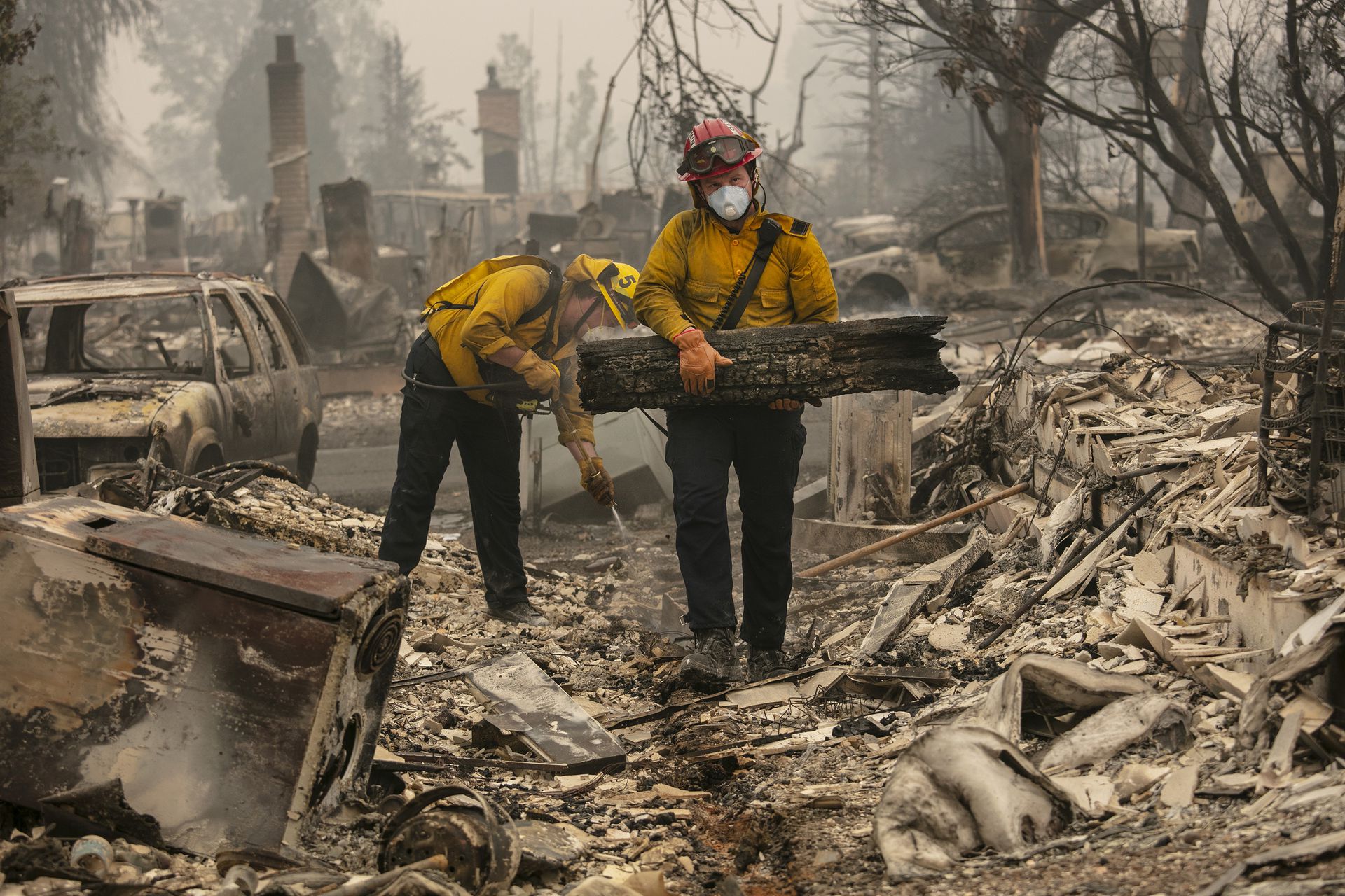 图为2020年9月11日，俄勒冈州的消防员清理闷烧的火头。 （AP）