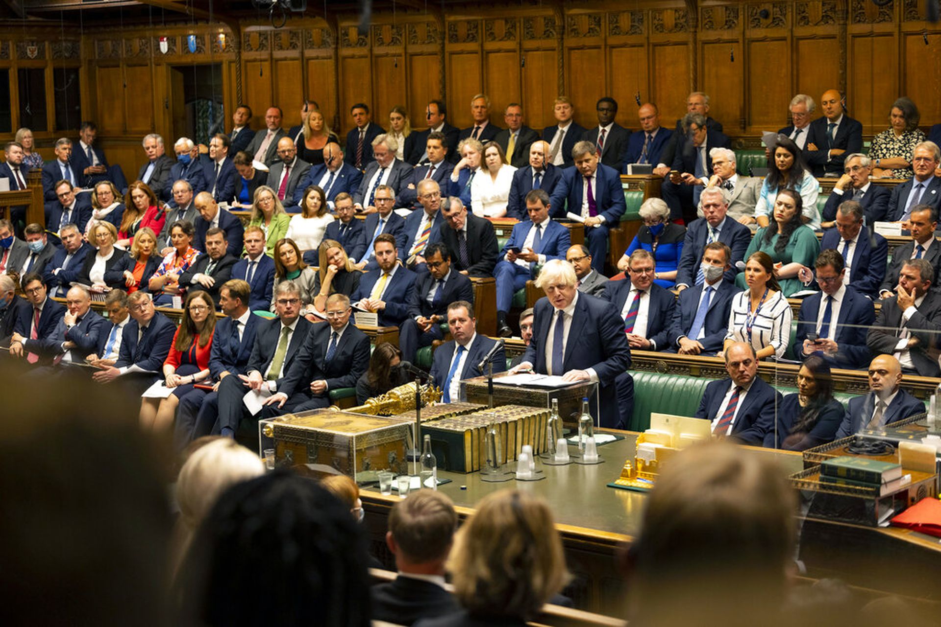 英国首相约翰逊8月18日因阿富汗撤军一事被党内外议员轮番批评七个半小时。(美联社) 英国首相约翰逊8月18日因阿富汗撤军一事被党内外议员轮番批评七个半小时。(美联社)
