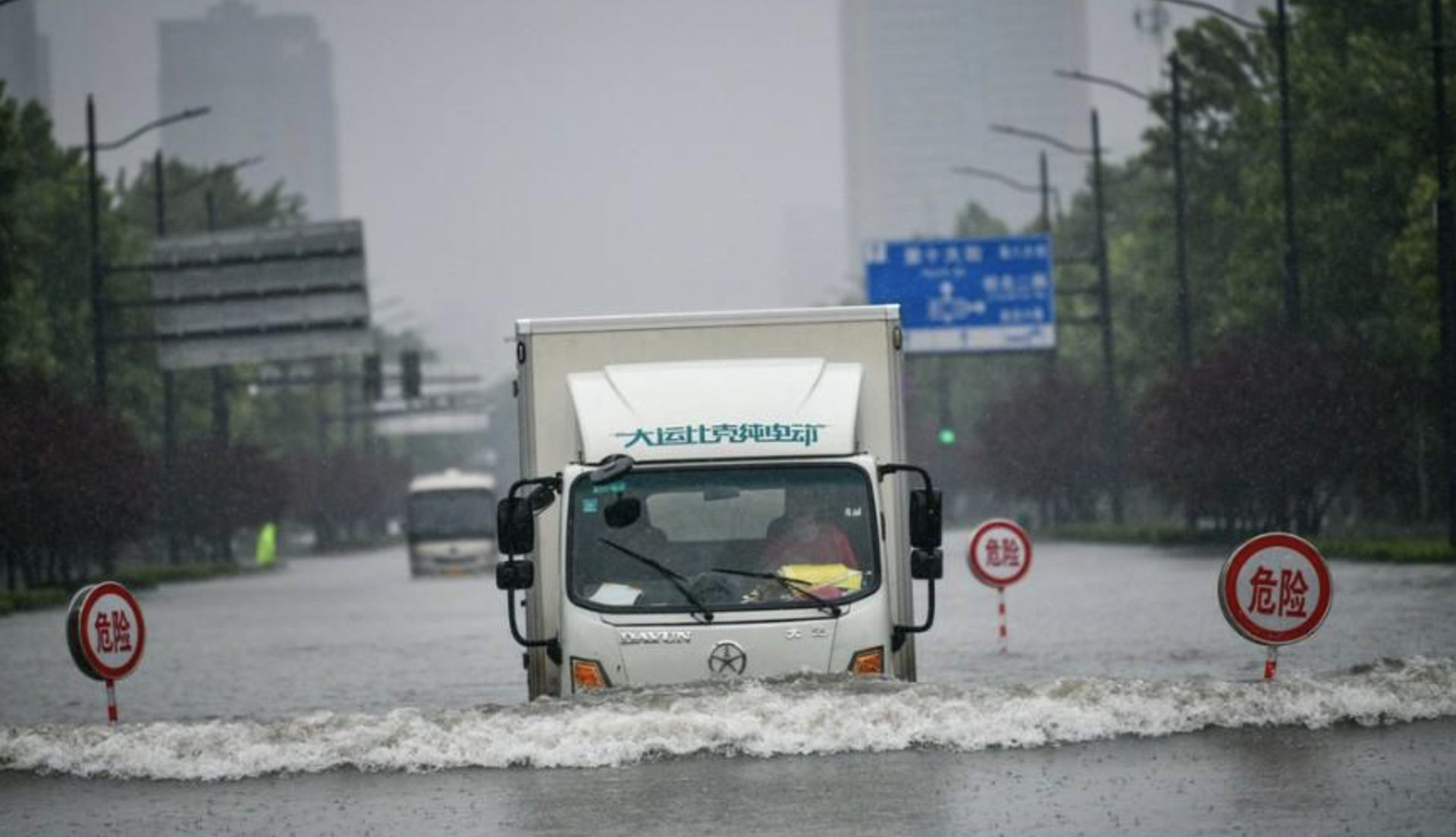 7月20日，河南郑州，一辆货车被水淹没。（中国网网站截图）