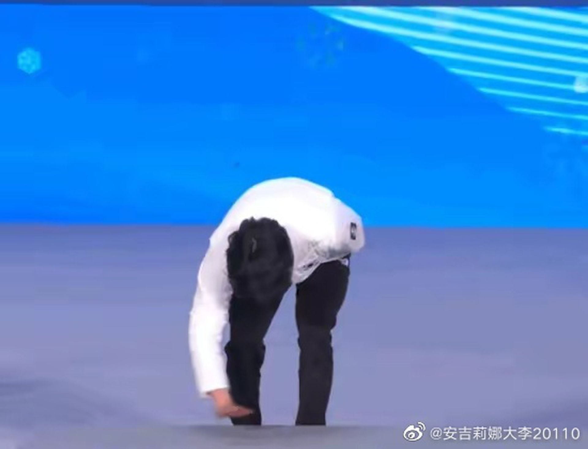 韩国选手车旼奎用手擦拭领奖台。(微博@安吉莉娜大李20110)