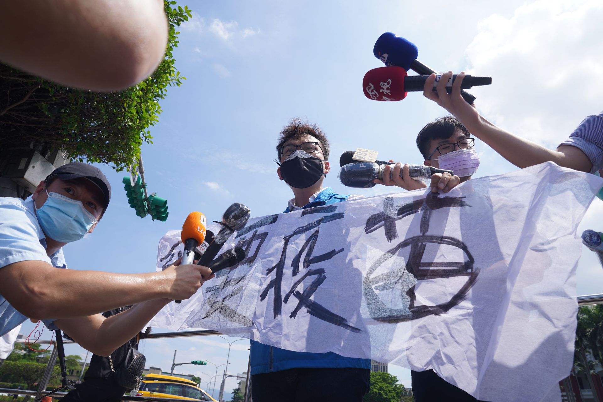 国民党立委发起快闪抗议路过蔡英文门前鸣笛抗议诉求安全疫苗 多维新闻 台湾