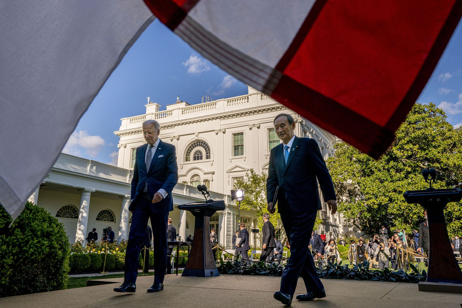 2021年4月16日,美国总统拜登和日本首相菅义伟于白宮玫瑰园出席記者会。(美联社) 2021年4月16日,美国总统拜登和日本首相菅义伟于白宮玫瑰园出席記者会。(美联社)