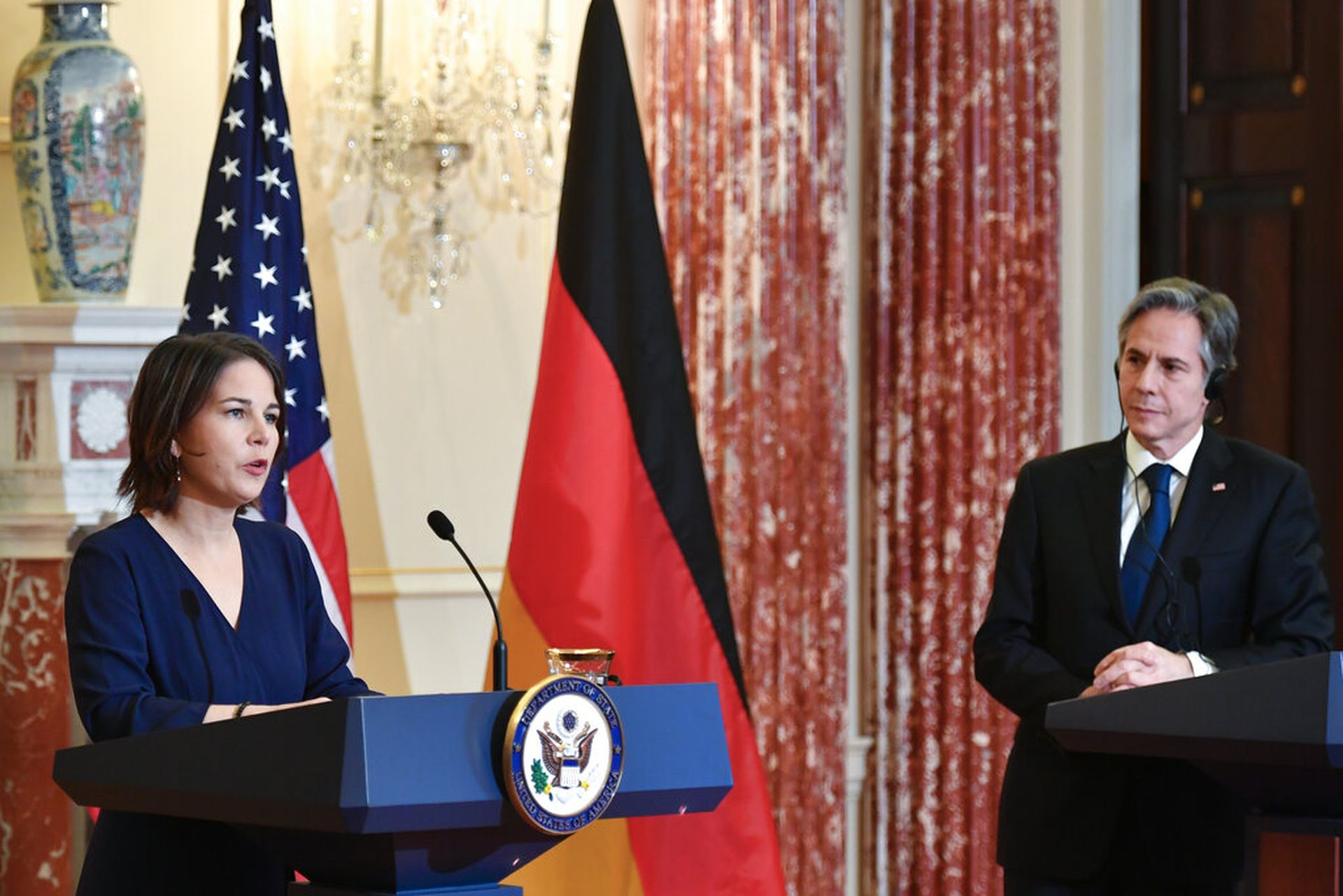 美国国务卿布林肯1月5日与德国新任外长贝尔伯克在华盛顿会晤，双方除了谈及俄乌局势，亦表明支持立陶宛应对北京施压。（AP）