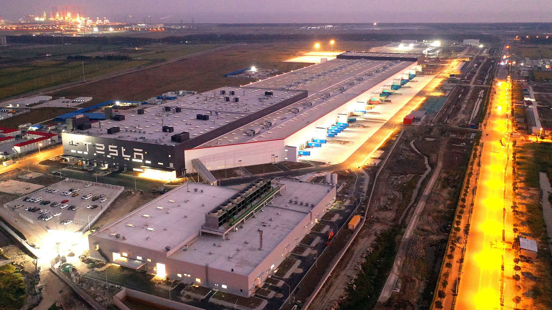 图为航拍上海特斯拉超级工厂夜景。（视觉中国）