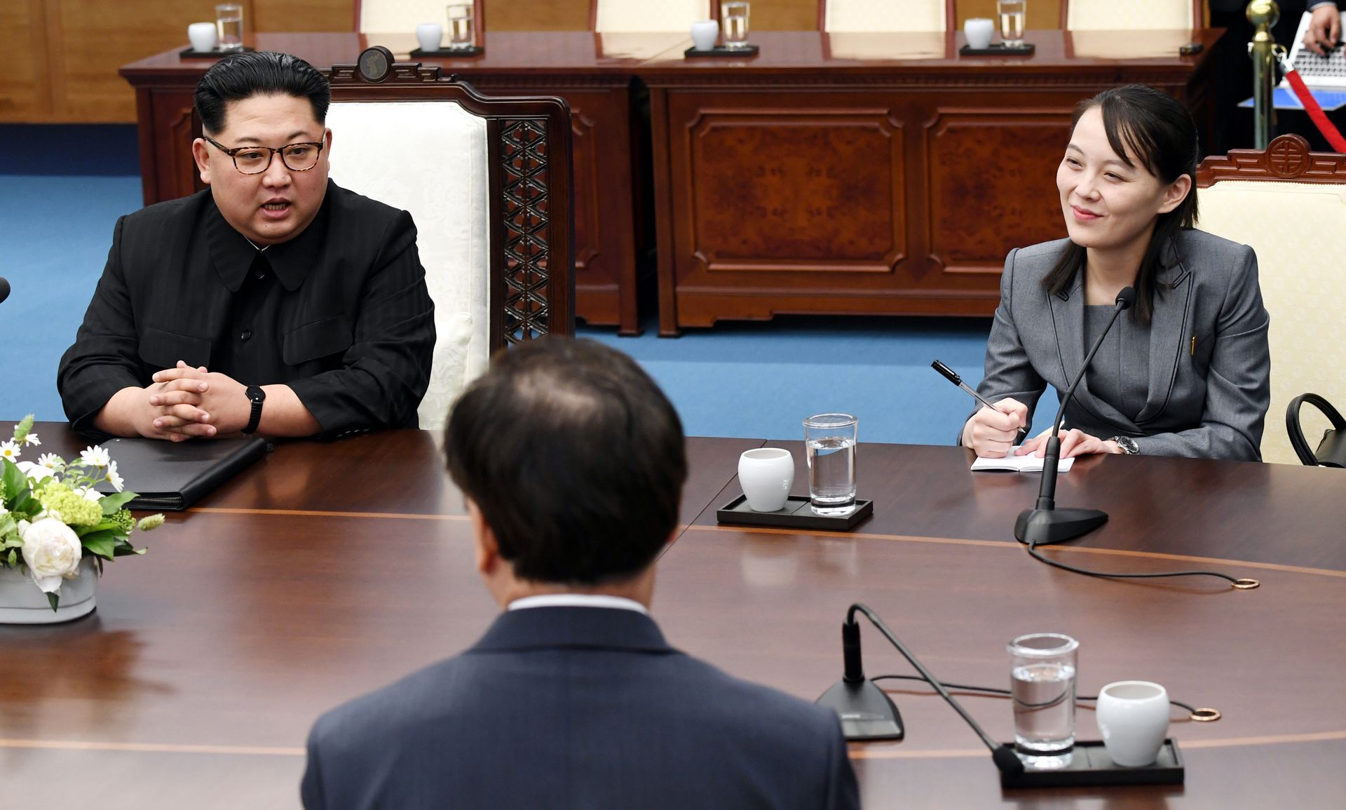 金与正多次陪同金正恩出席重要活动，被指越来愈接近朝鲜政治权力中心。图为2018年7月，金与正（右）出席朝韩板门店会议。（Getty）