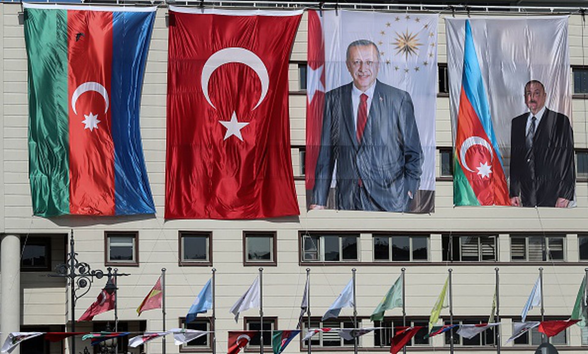 土耳其在冲突中全民力挺阿塞拜疆，图为2020年10月21日，阿塞拜疆和土耳其的国旗以及土耳其总统埃尔多安和阿塞拜疆总统阿利耶夫的巨幅肖像画并排悬挂在安卡拉Kecioren大区的市长大楼内。（Getty Images）
