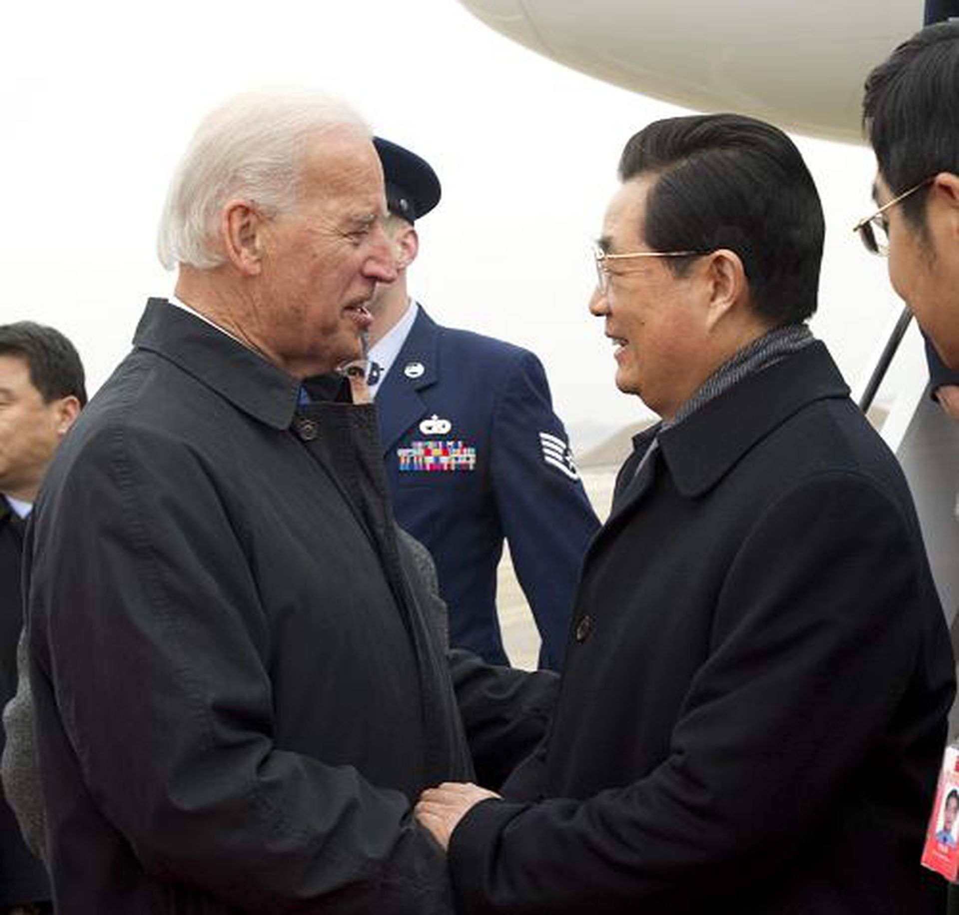 2011年1月,时任中国领导人胡锦涛乘专机抵达华盛顿,图为胡锦涛在机场受到时任美国副总统拜登的欢迎。(HK01) 2011年1月,时任中国领导人胡锦涛乘专机抵达华盛顿,图为胡锦涛在机场受到时任美国副总统拜登的欢迎。(HK01)