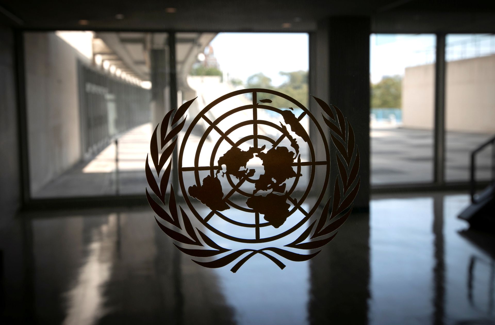 图为2020年9月21日，位于联合国总部内一个标志，它后方是空无一人的走廊。（Reuters）