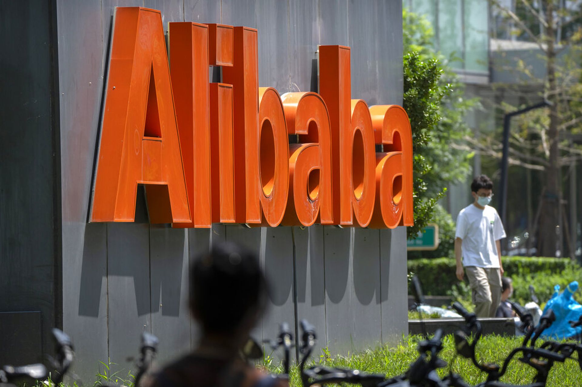 中国最大的电子商务公司阿里巴巴在2021年8月8日的一份声明中表示，在一名女员工报告被性侵犯后，该公司正与警方合作调查。（美联社）