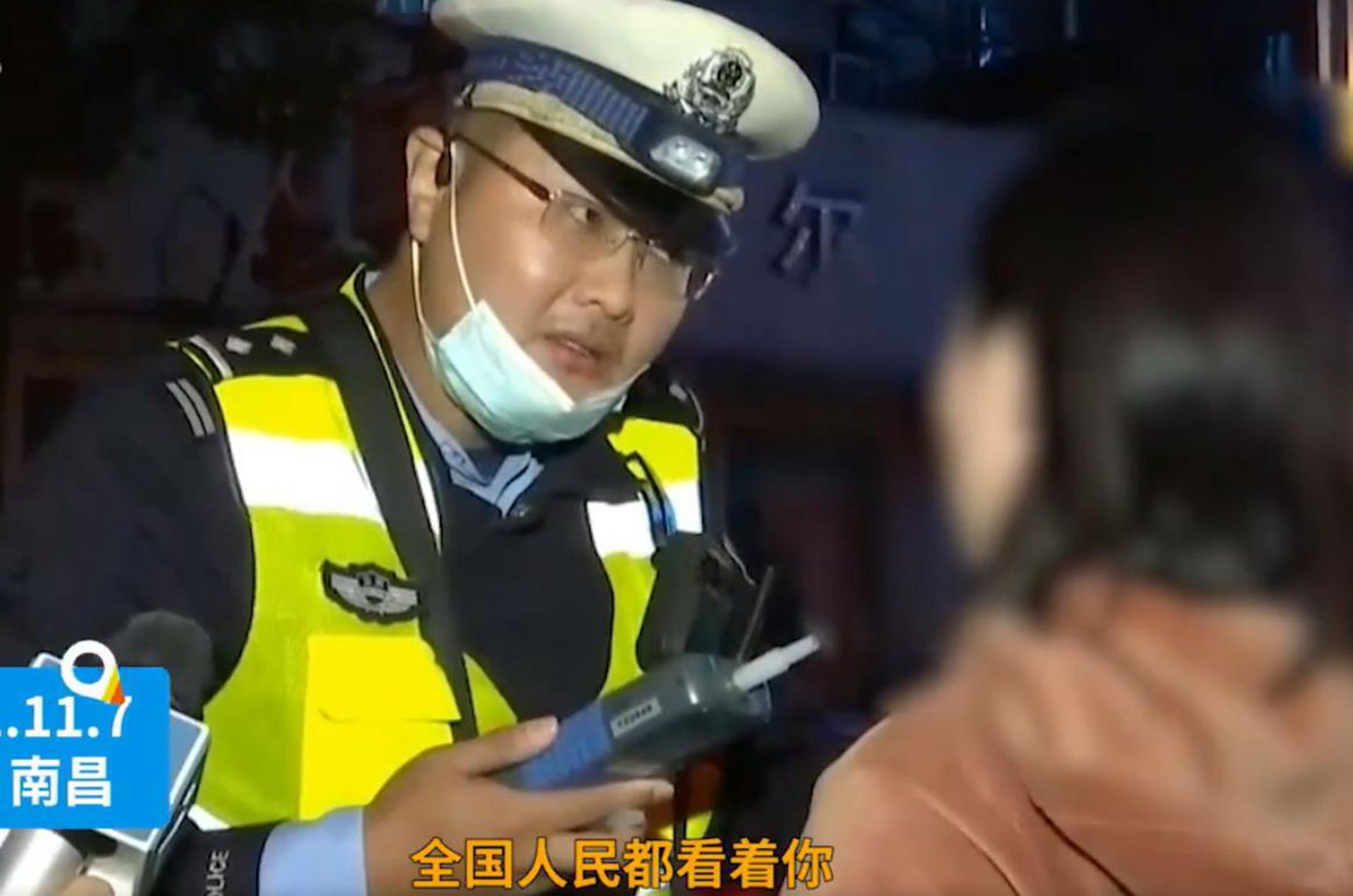 交警现场提醒女子在直播。(微博@徒步独行前行) 交警现场提醒女子在直播。(微博@徒步独行前行)