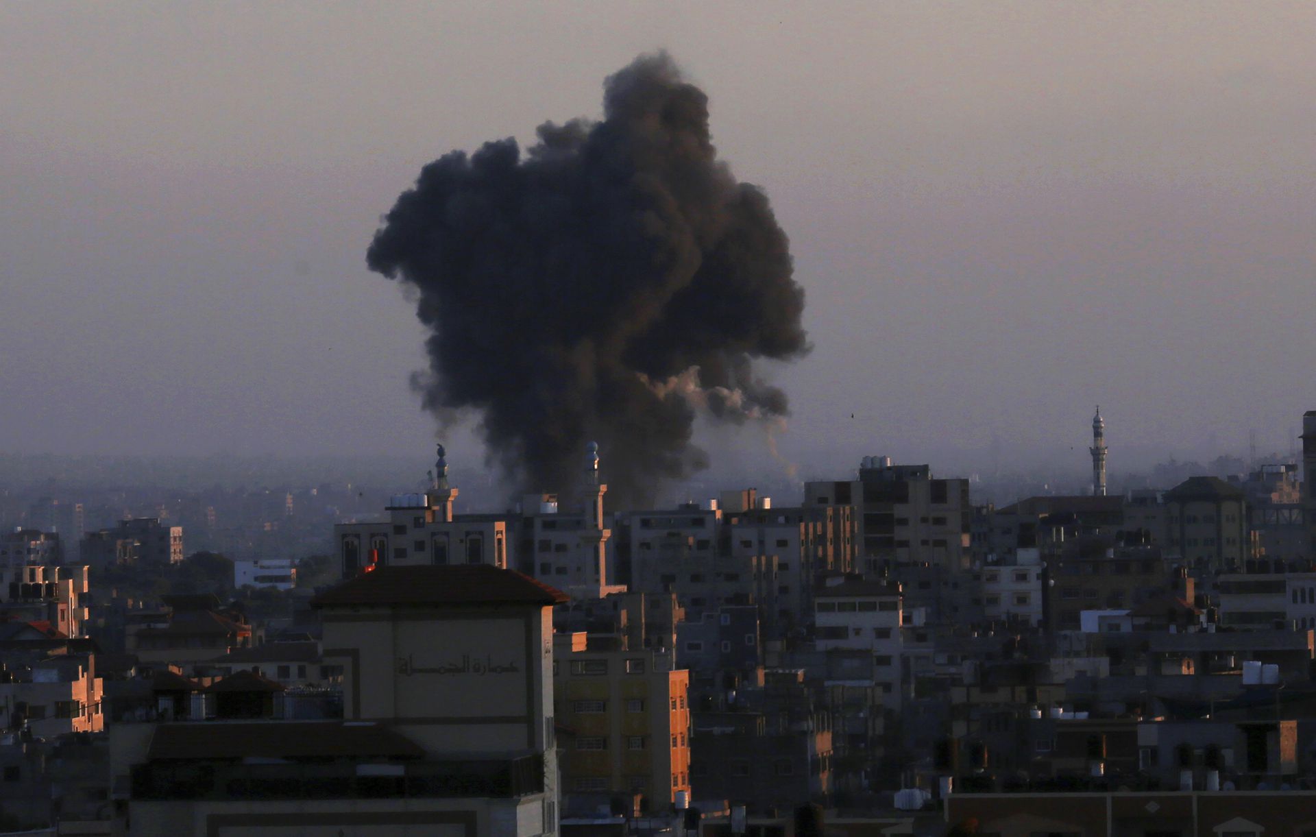 以色列战机5月13日再次空袭加沙地带，市内冒出浓烟。（AP）