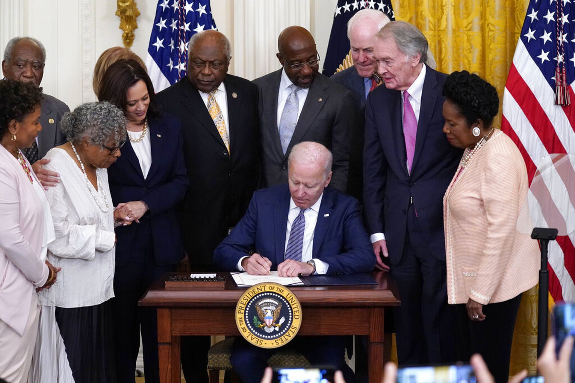 图为美国总统拜登6月17日在白宫东厅签署法案，六月节正式成为联邦假日。（AP）