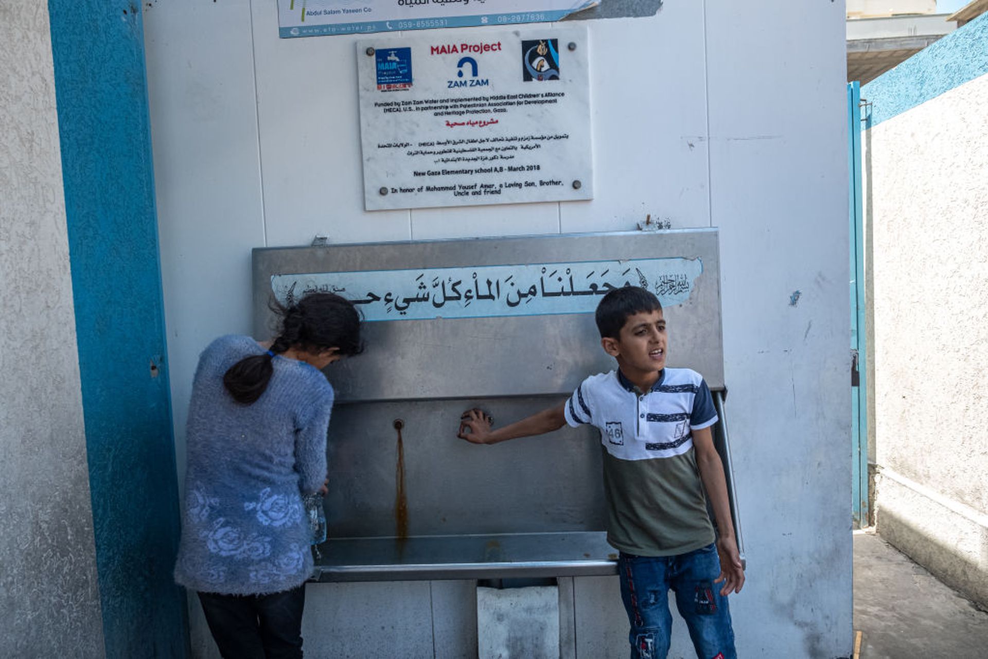 以巴冲突：图为5月14日，巴勒斯坦儿童在联合国近东巴勒斯坦难民救济和工程处（UNRWA）的学校取水。这间学校位于加沙北部拜特哈嫩（Beit Hanoun）。（Getty）
