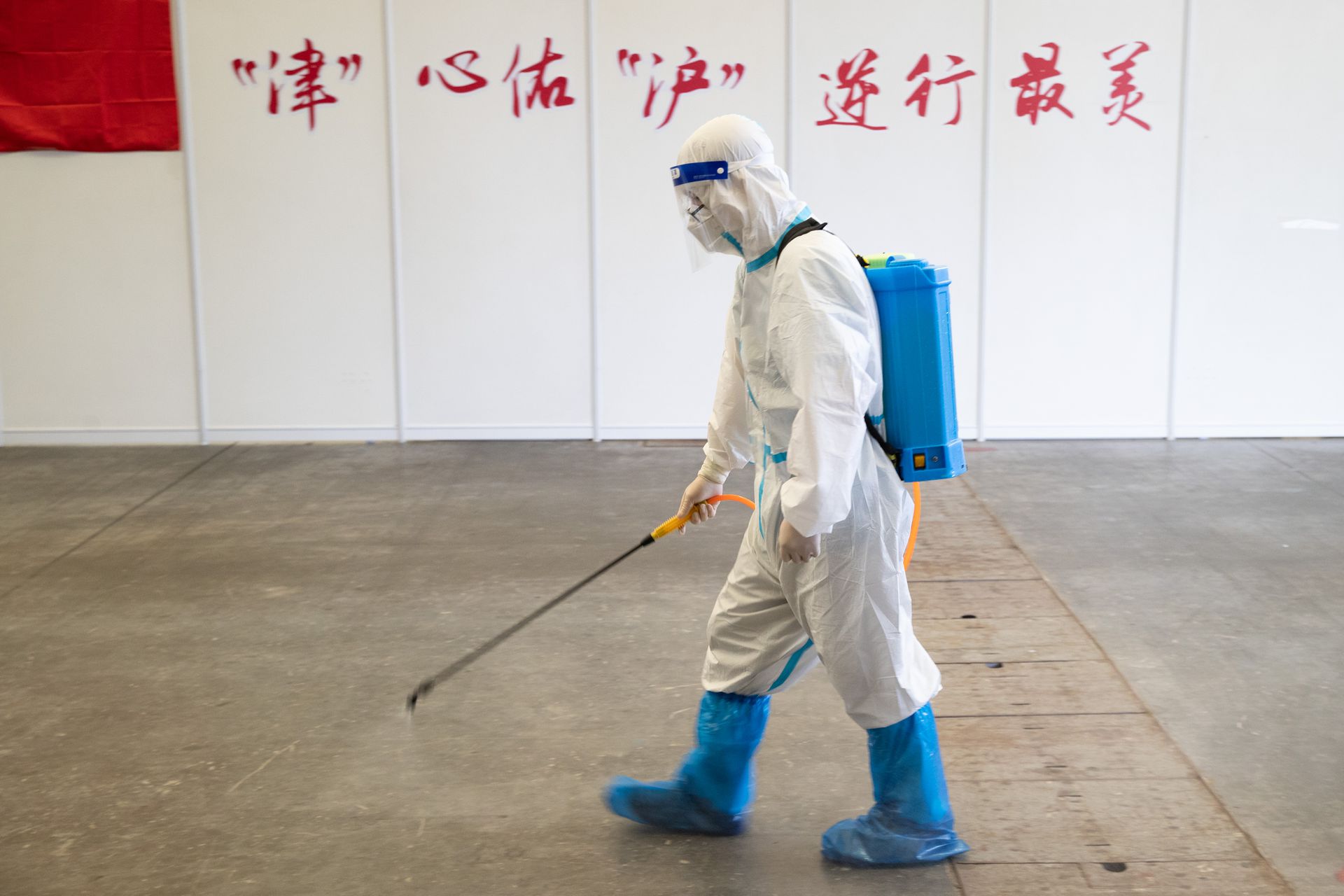随着上海疫情愈发严峻，各种问题与矛盾也集中暴露出来。图为工作人员在方舱医院指挥部清洁区消杀。（新华社）