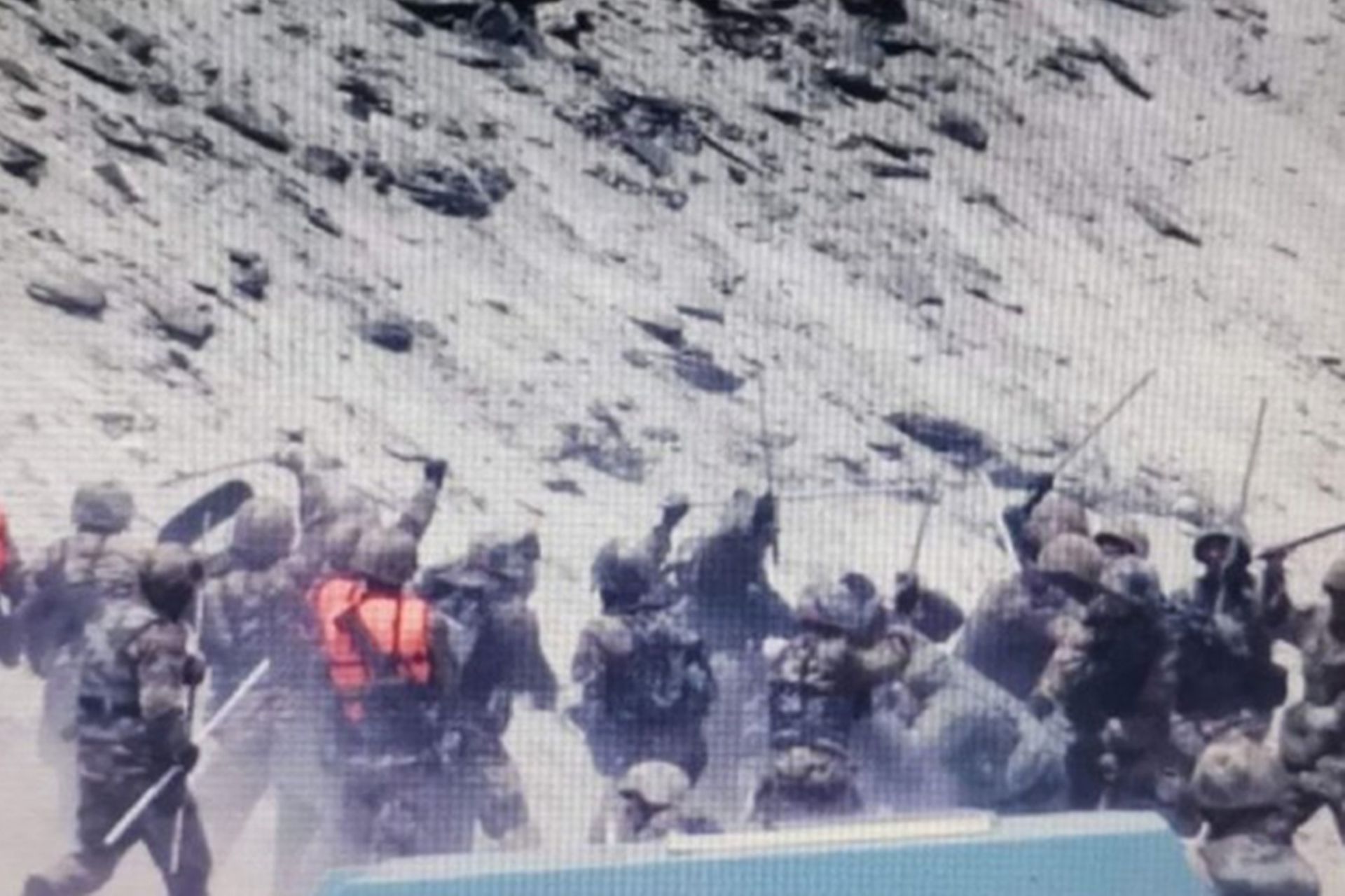 解放军士兵在班公湖地区群殴印军士兵。（微博@洋务先驱张之洞）