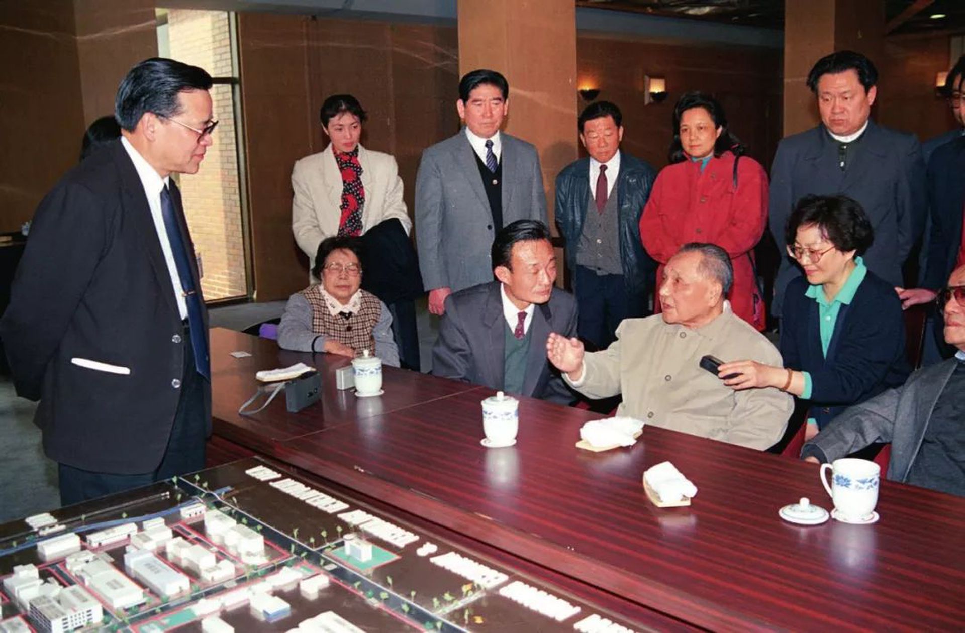 1992年2月12日,邓小平在上海闵行经济开发区参观,时任上海市委书记吴邦国陪同。(新华社)