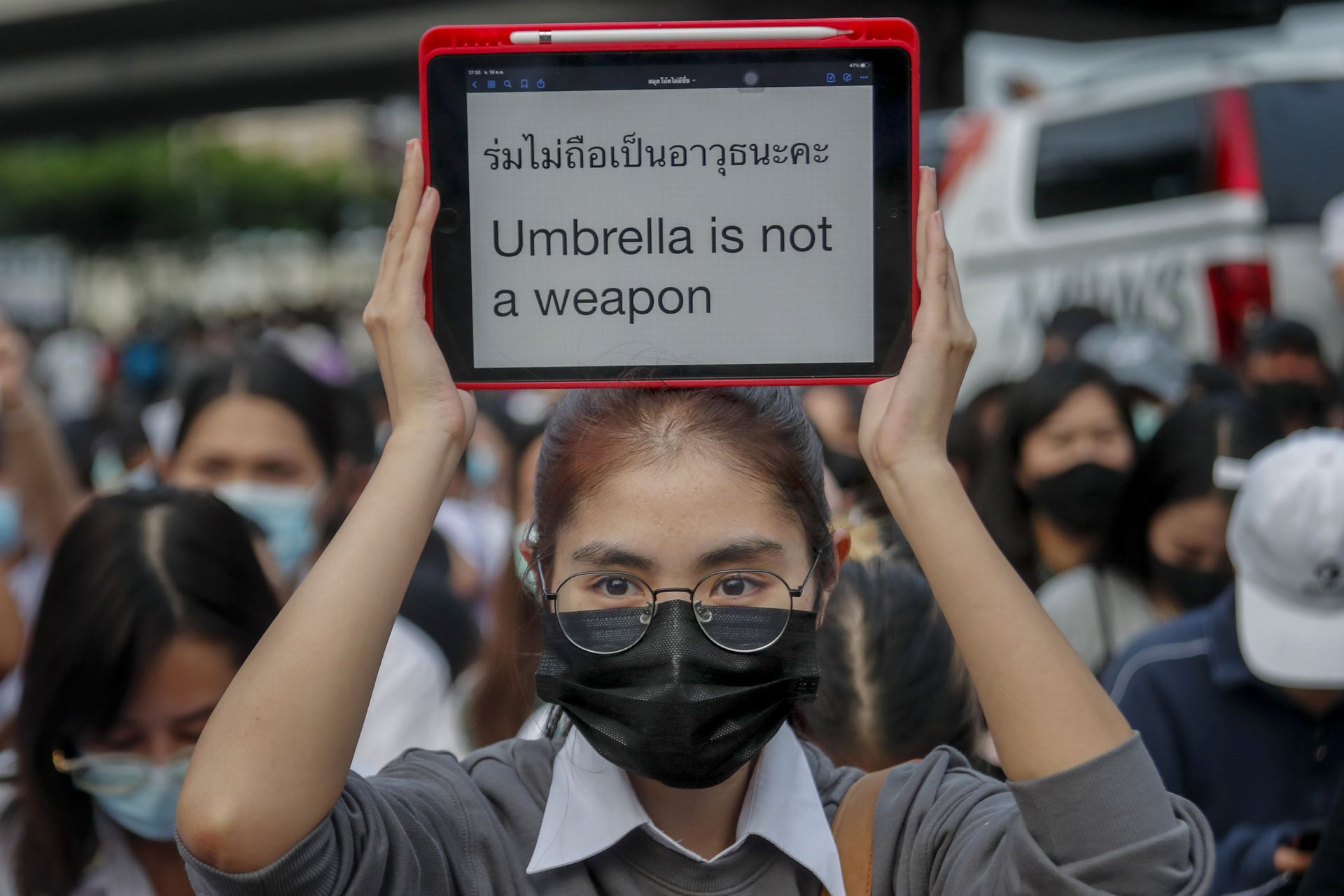 10月19日，一个在曼谷郊区的示威学生举起“雨伞不是武器”的标语。（美联社）