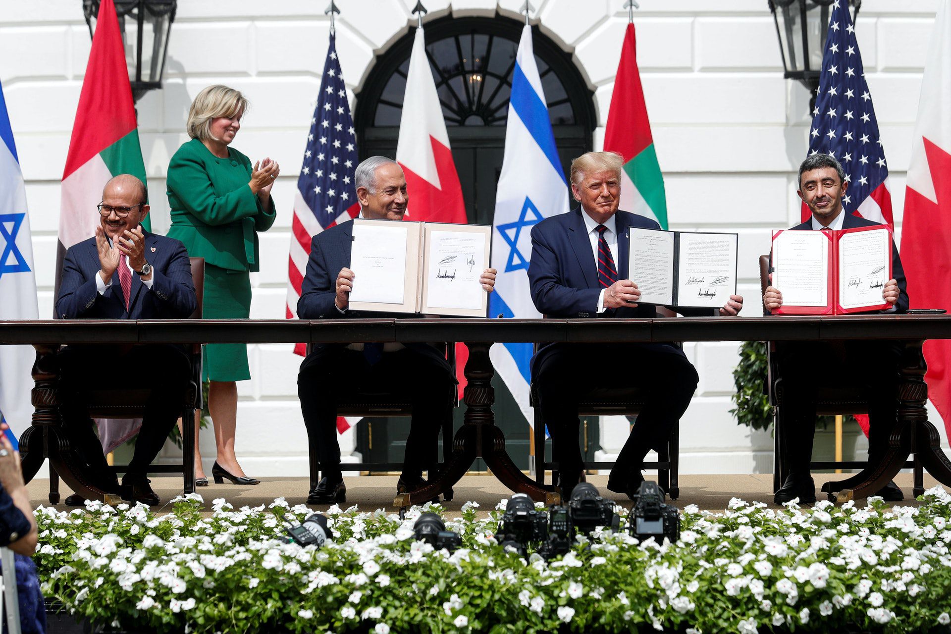 2020年9月15日，在特朗普的主持下，以色列、巴林以及阿联酋三国在白宫签署《亚伯拉罕协议》，迈出了以色列与阿拉伯国家正式和解的重要一步。（Reuters）