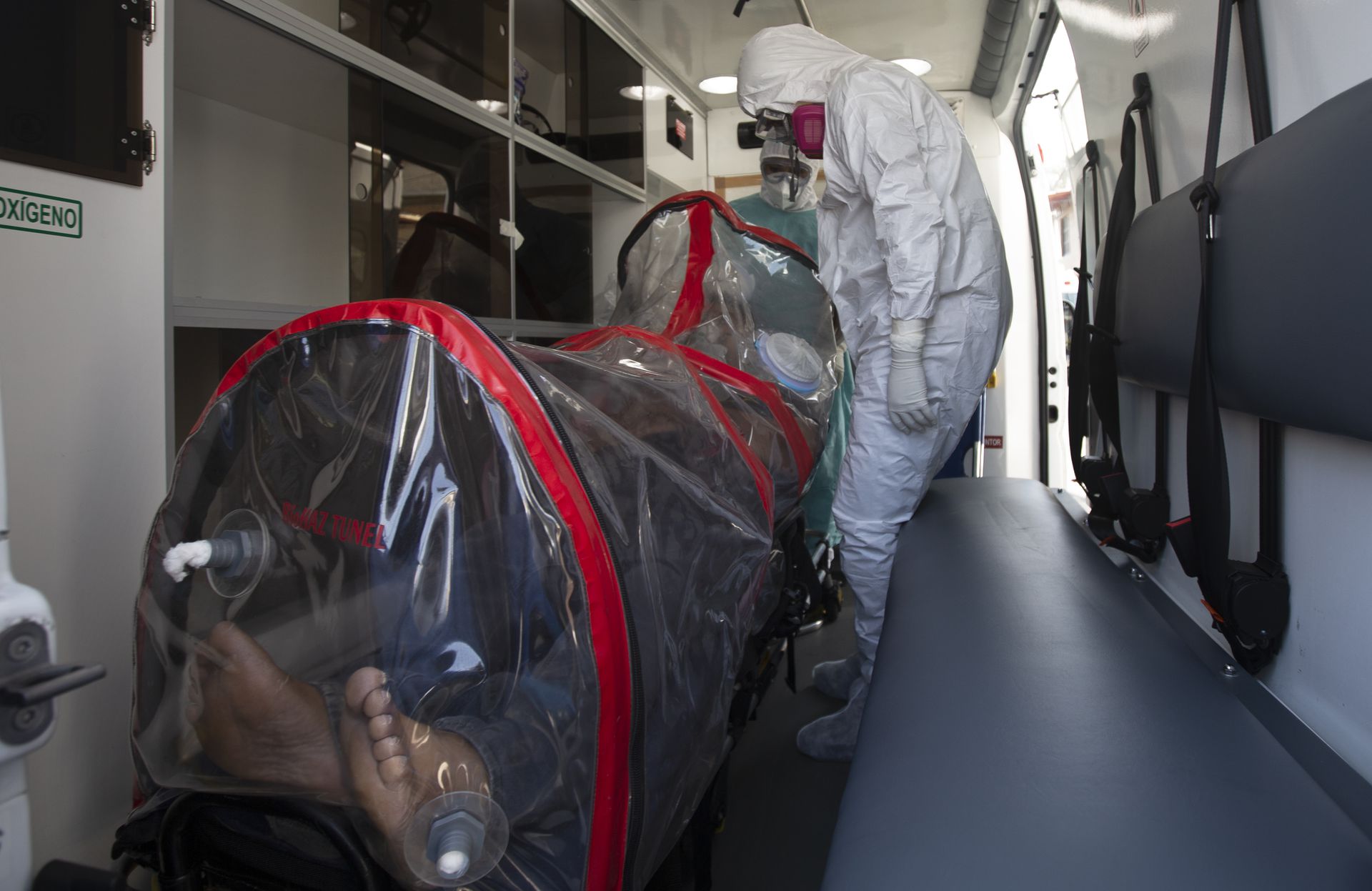 墨西哥新冠肺炎疫情：图为2月2日墨西哥城的医护人员将一名患者从其家中移送到医院。（AP）