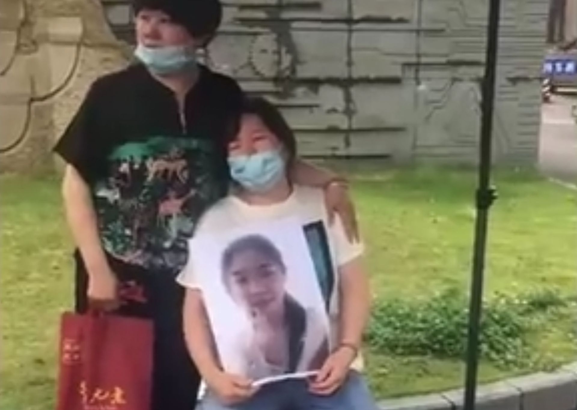 家属要求校方给个说法。(微博@鲁国平先生) 家属要求校方给个说法。(微博@鲁国平先生)