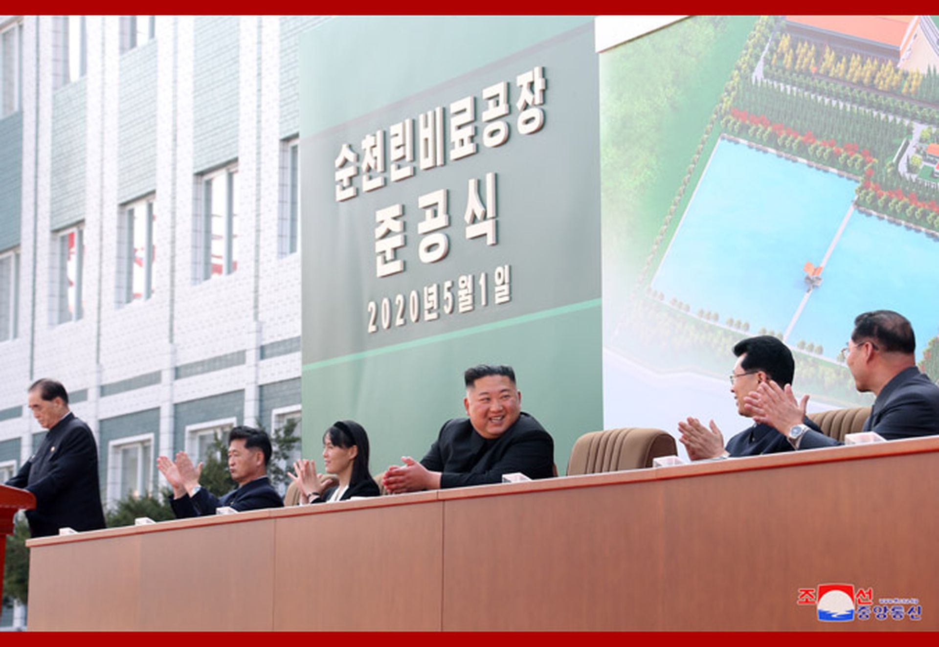 朝鲜国务委员会副委员长朴奉珠在讲话中称赞金正恩英明领导，指出顺天磷肥厂是现代化的化工部门样板厂、自动化流水线化的劳力节约型企业建设工程。（朝中社）