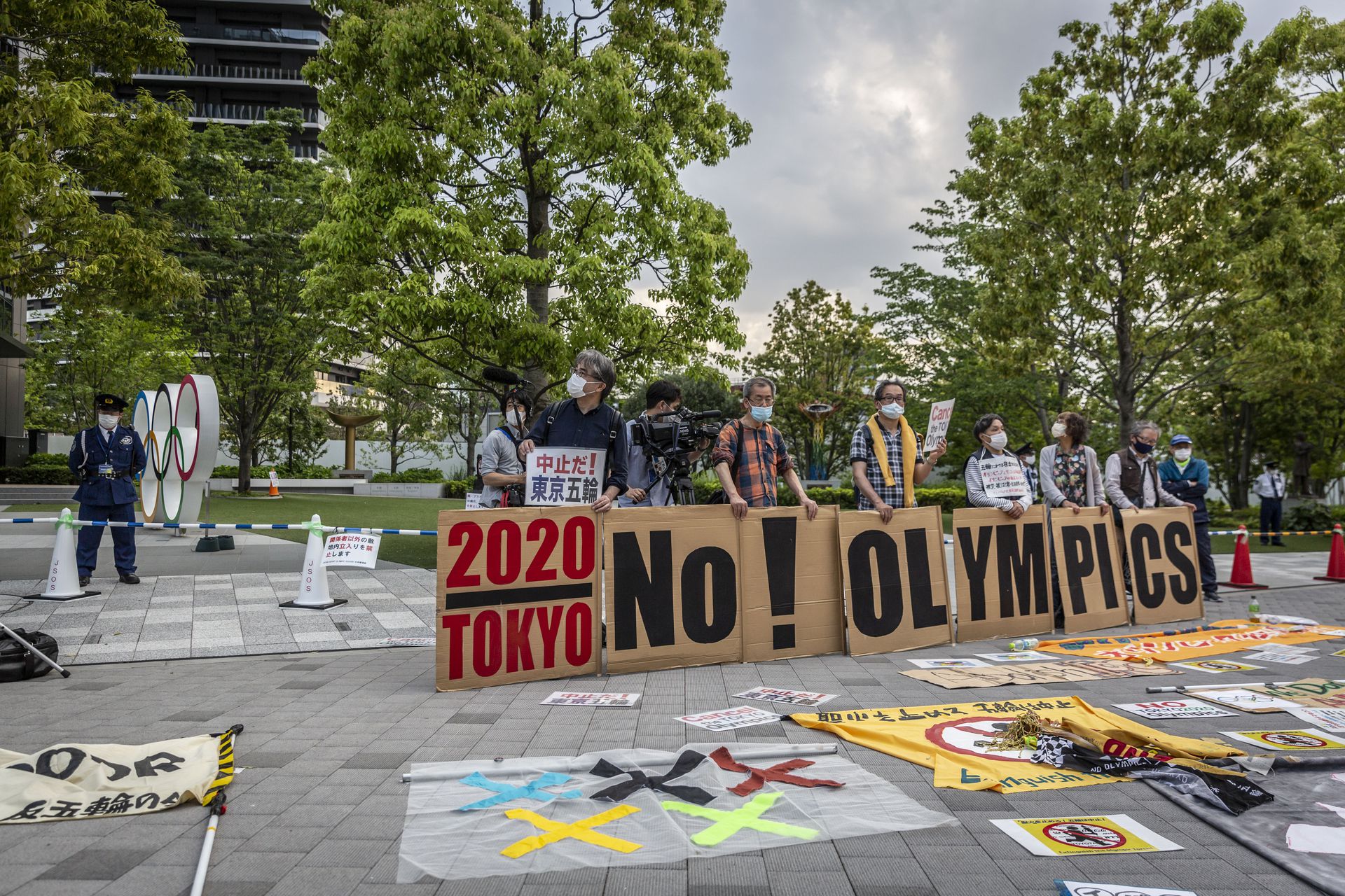 日本新冠肺炎疫情：图为5月9日日本有示威者在东京抗议，他们反对举行东京奥运。（Getty）