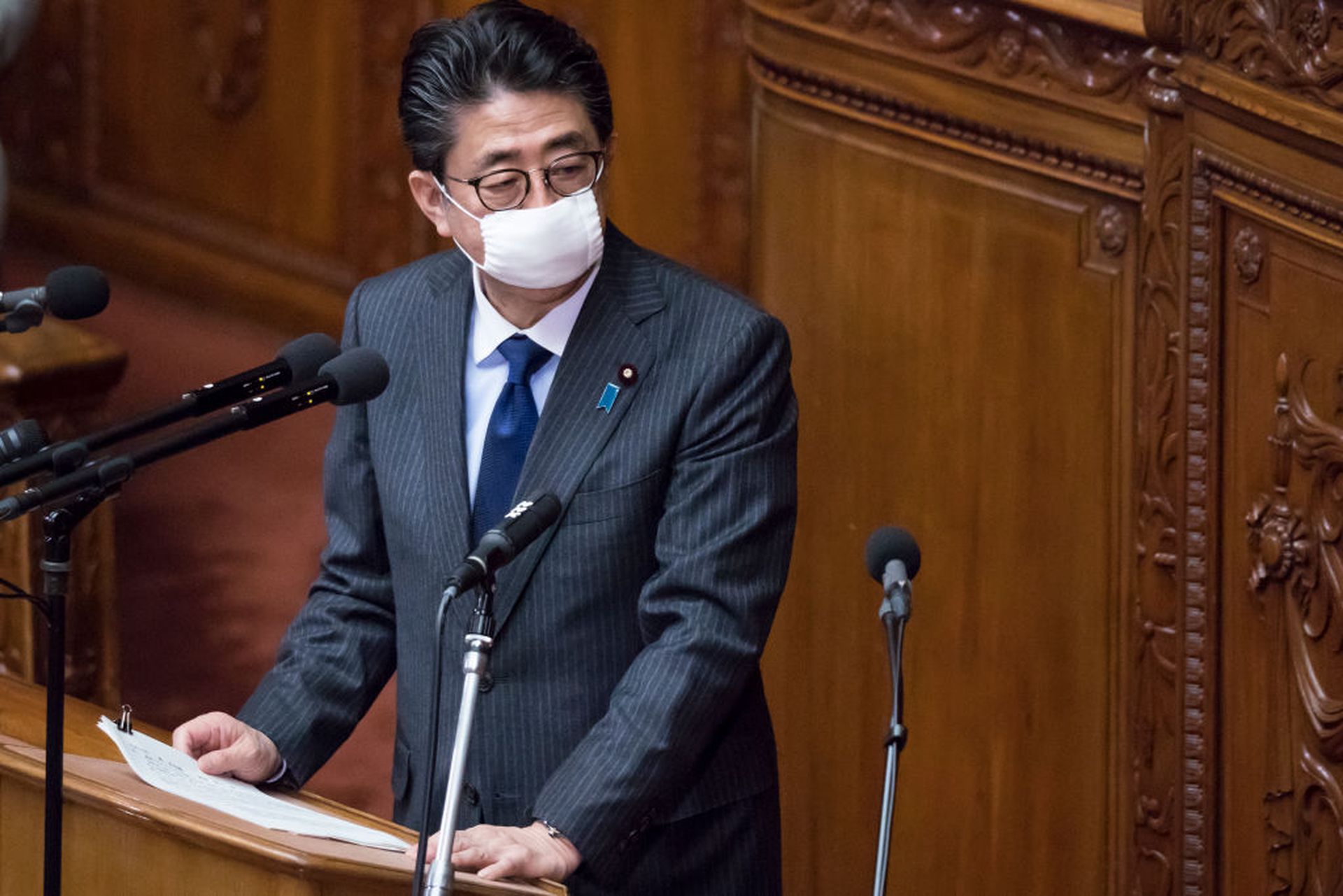 日本对香港局势发声明称，日本政府“严重关注”有关决定。图为疫情之下安倍戴口罩主持会议。（Getty）