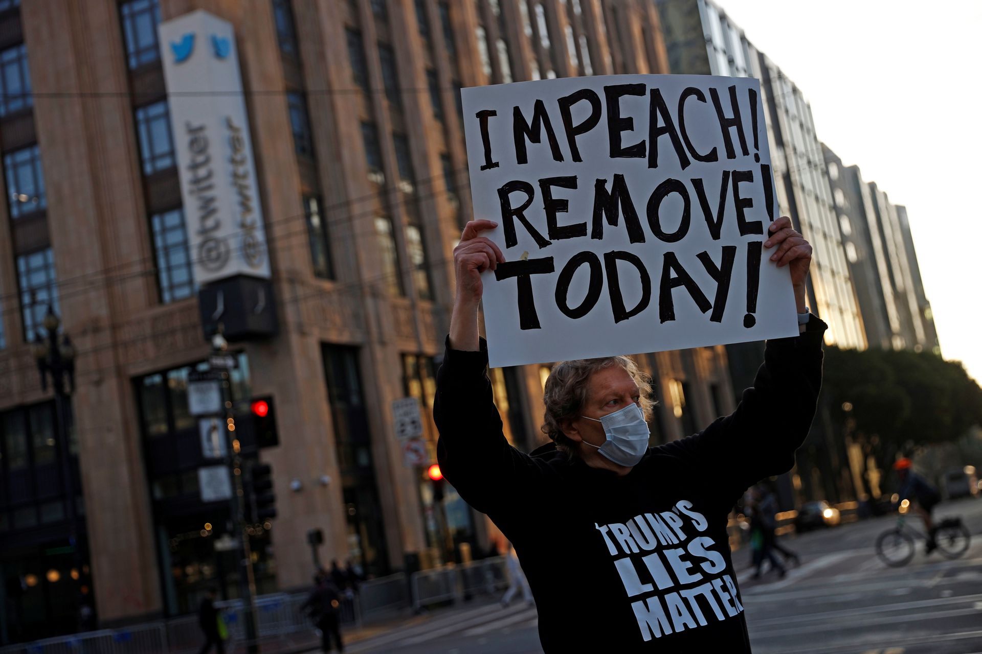 1月11日，一位示威者在美国三藩市Twitter总部外举起标语，以示对那些抗议Twitter永久封停特朗普账号声音的反对。（路透）