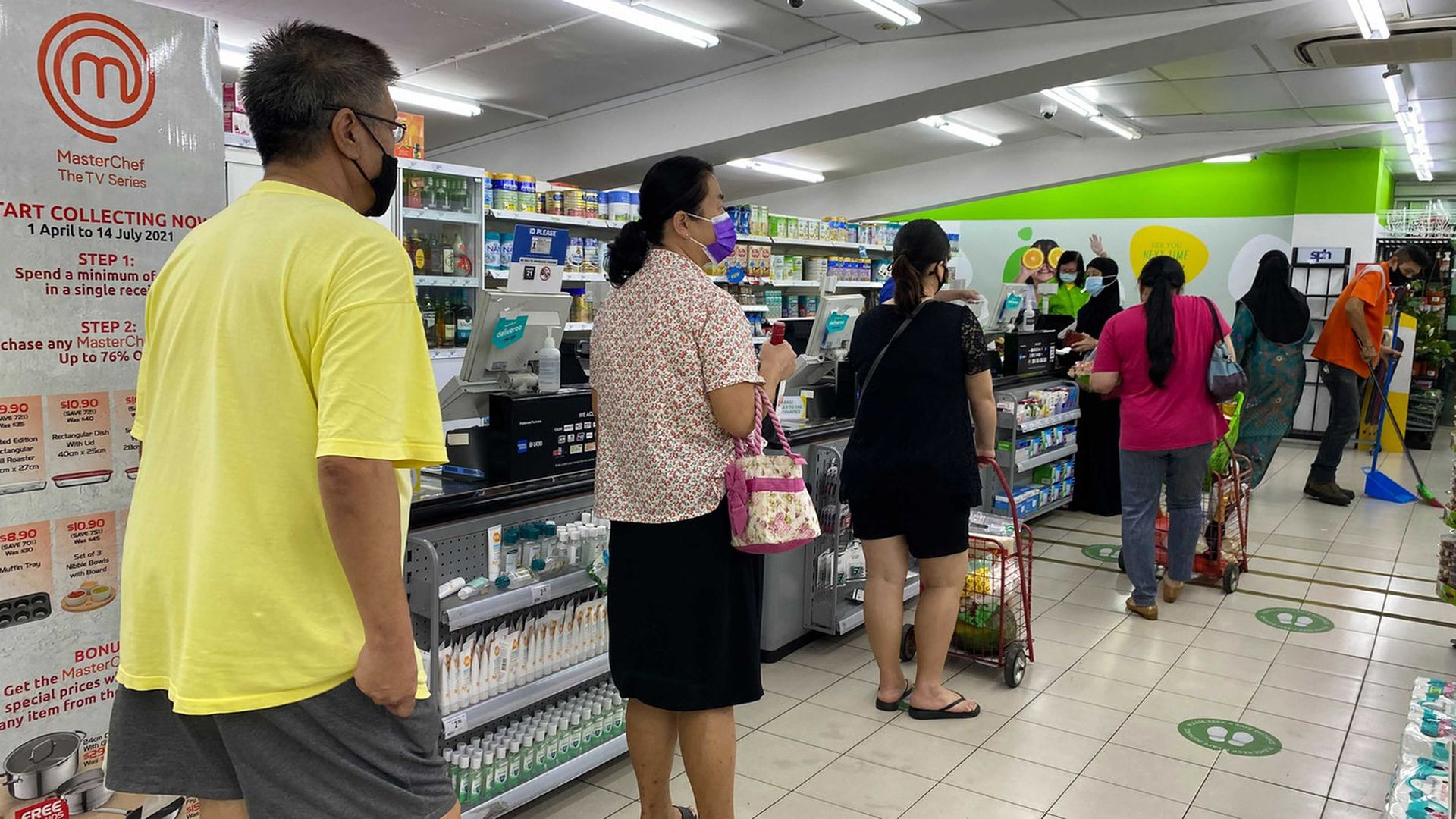 新加坡新冠肺炎疫情：图为5月14日，新加坡民众在超市排队付款，期间遵守社交距离措施。（AP）