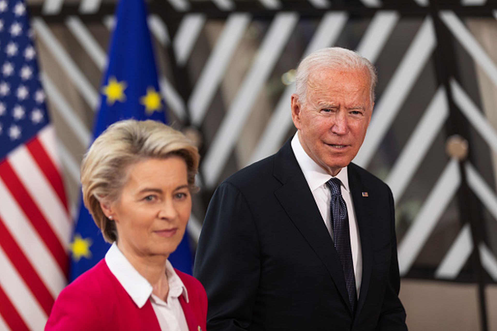 2021年6月15日，布鲁塞尔欧盟总部，美国总统拜登（右）与欧委会主席冯德莱恩（Ursula von der Leyen，左）共同步入会场，准备参加美欧领导人峰会，而如何解决双方持续17年之久的波音-空客财政补贴纷争正是此次峰会的重中之重。（Getty Images）