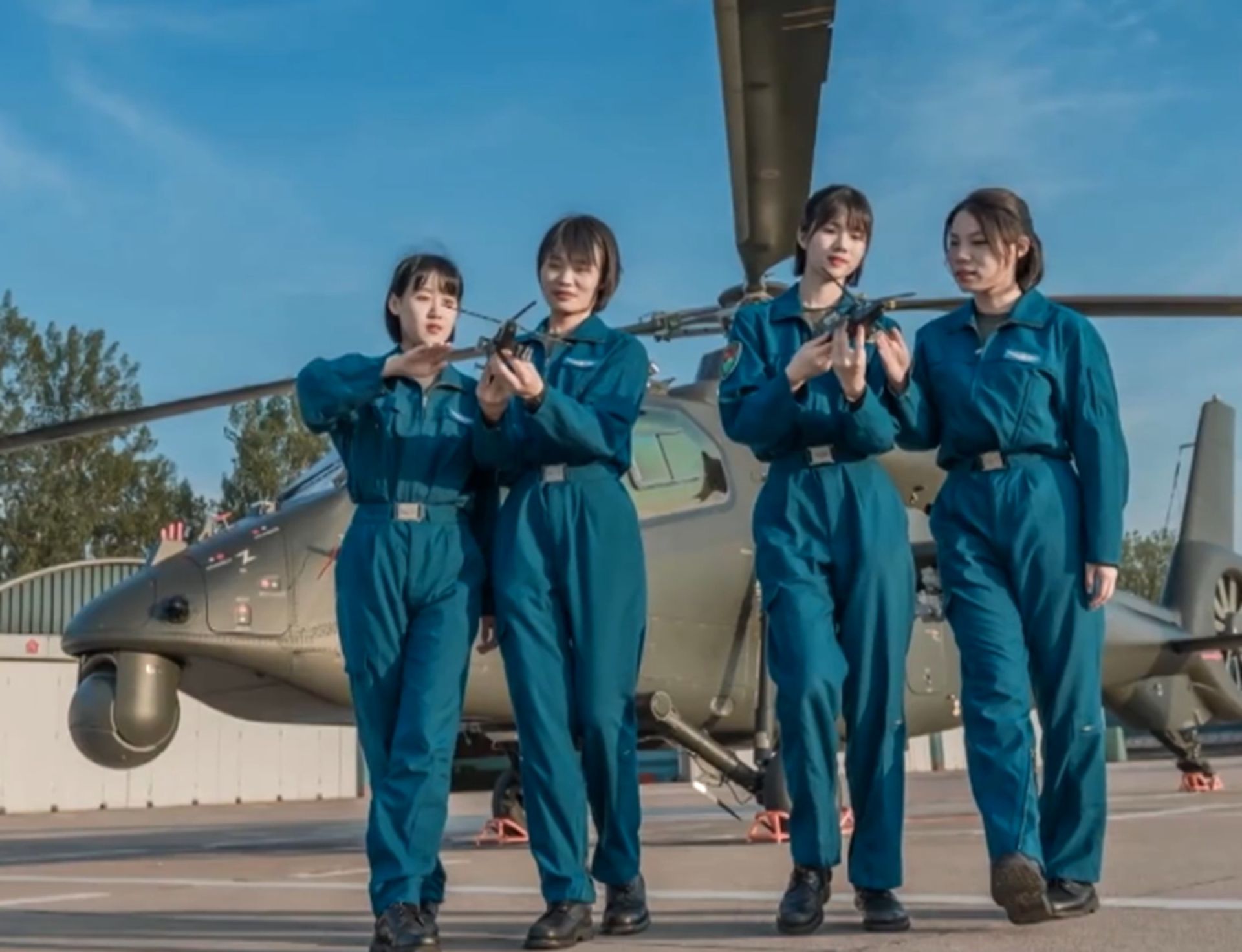 陆军女飞行学员选拔条件十分严格。（微博@中国央视军事）