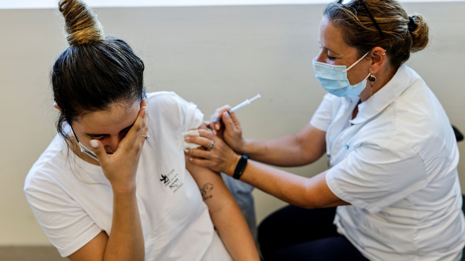 以色列新冠肺炎疫情：图为6月6日，以色列阿什凯隆一名少女接种新冠疫苗。（Reuters）