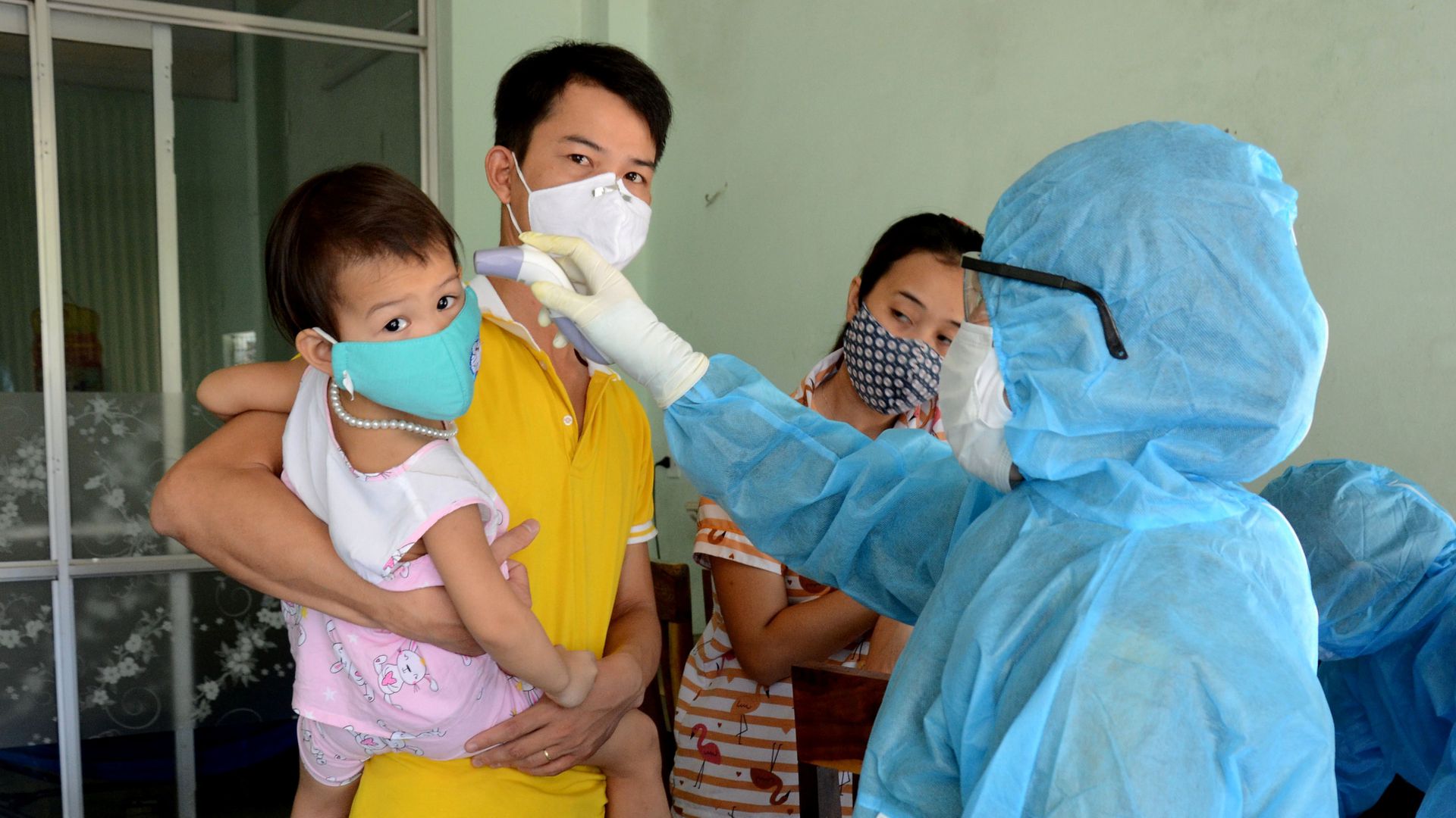岘港、胡志明市等地的医务工作者已再次防护停当，深入社区监控隔离者的健康情况。（路透社）