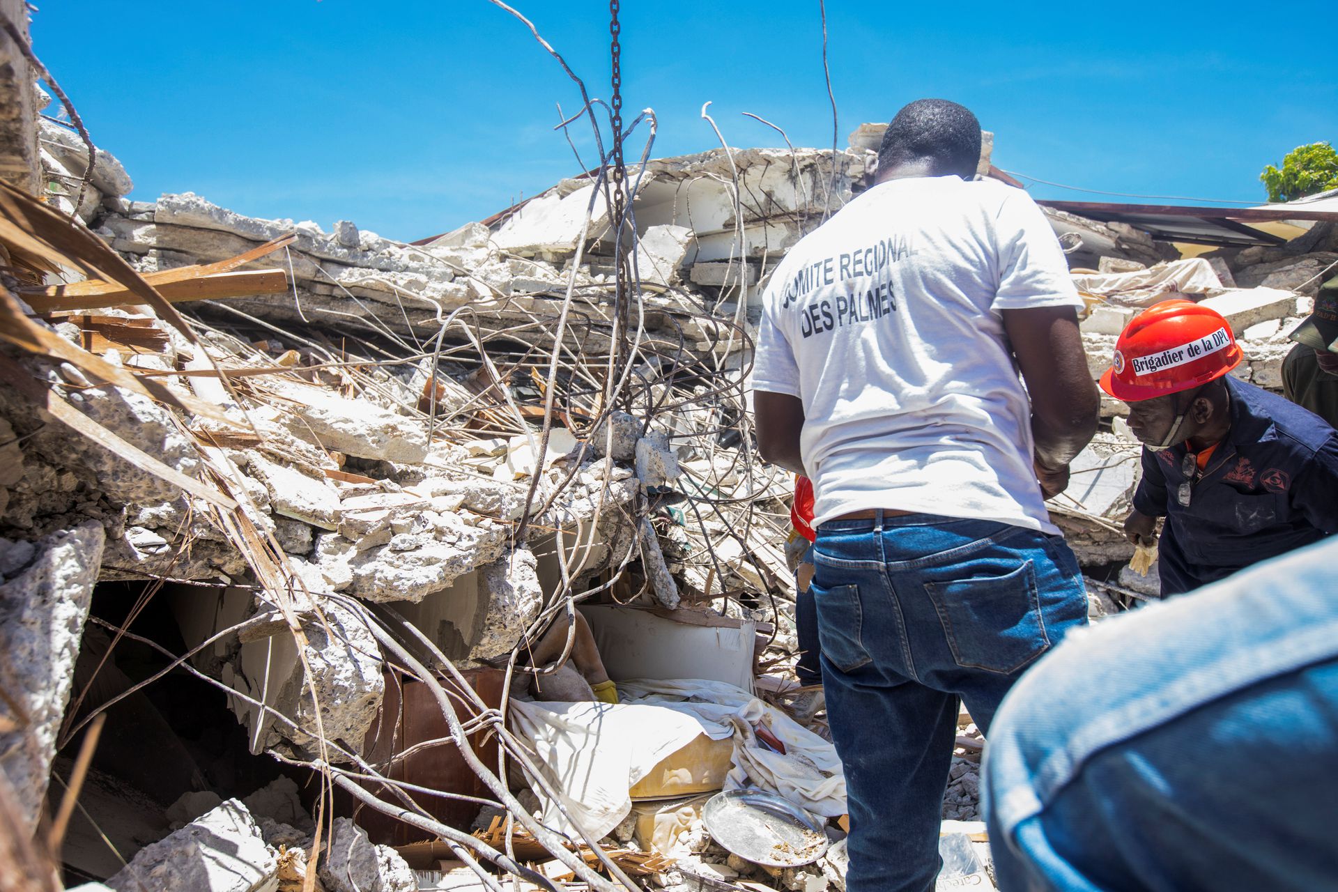 海地7.2级地震，当地救援人员忙于从建筑物残骸中挖出尸体及搬运瓦砾。(Reuters)