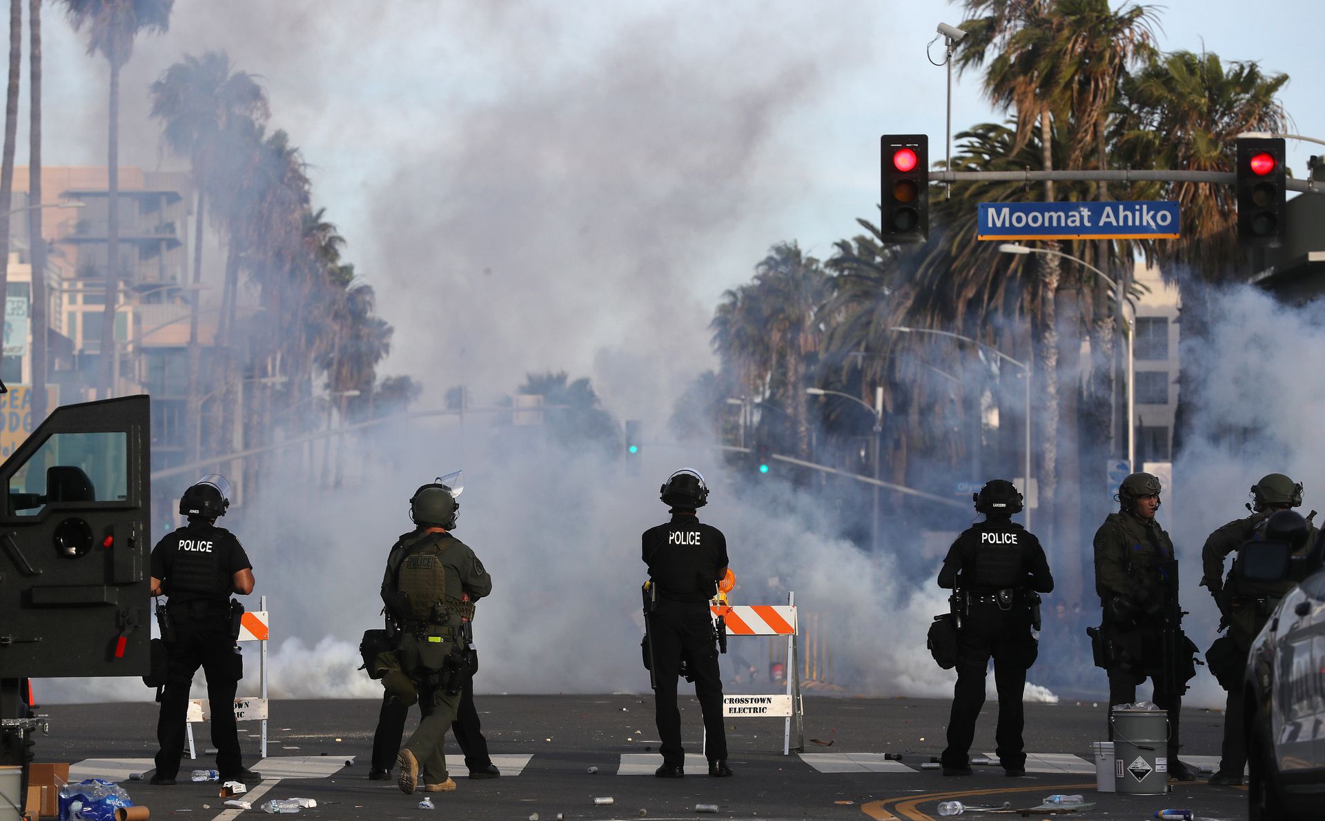 5月31日，加州警方在示威现场投放催泪弹。加州州长在洛杉矶市部署了国民警卫队来制止抢劫和破坏财产等行为（Getty）