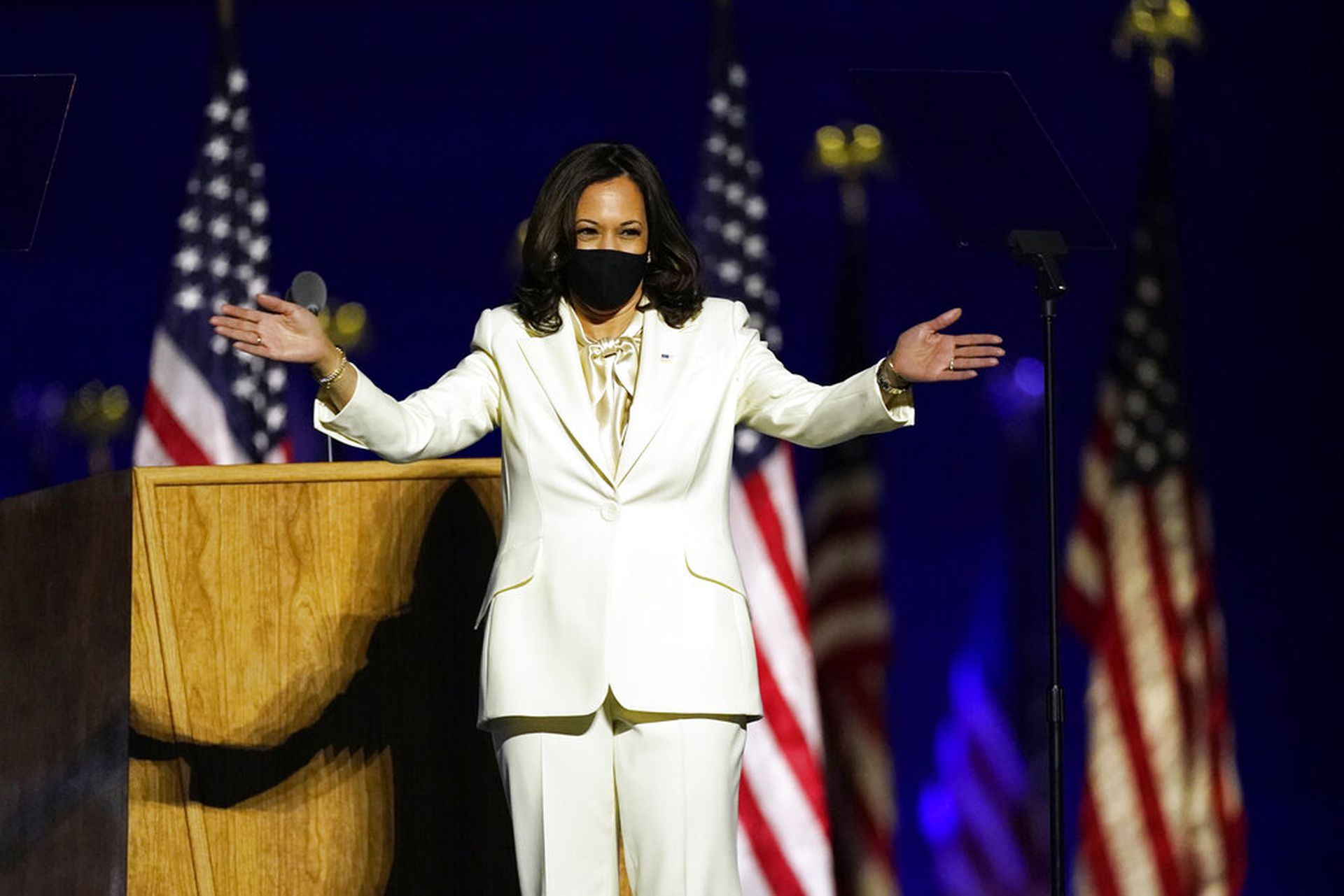 11月7日晚，拜登和搭档贺锦丽（Kamala Harris）在特拉华州威尔明顿共同发表了胜选演讲。贺锦丽当天穿着白色服装上场，发表演讲。（AP）