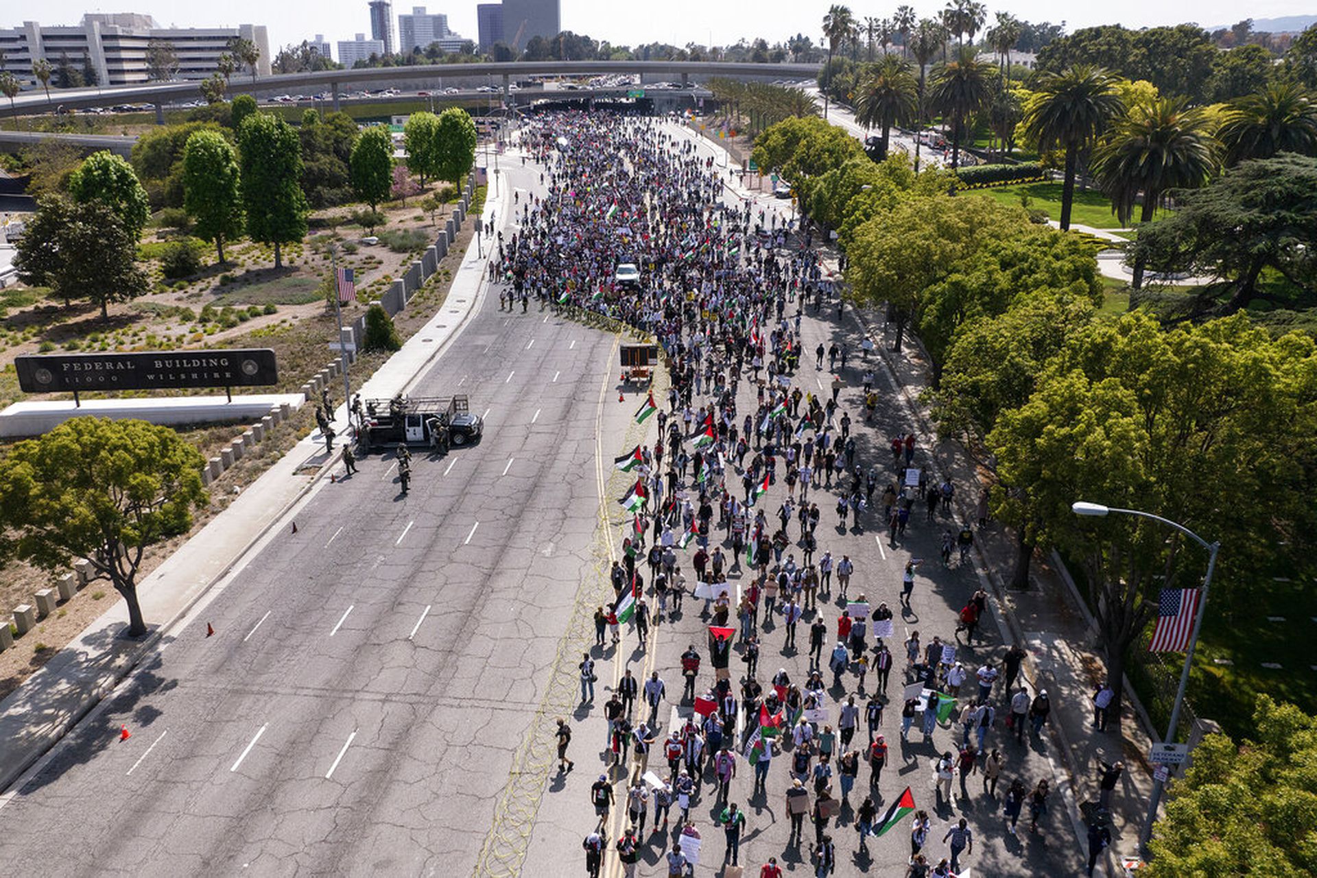 5月15日，美国加州洛杉矶民众上街声援巴勒斯坦人。（AP）