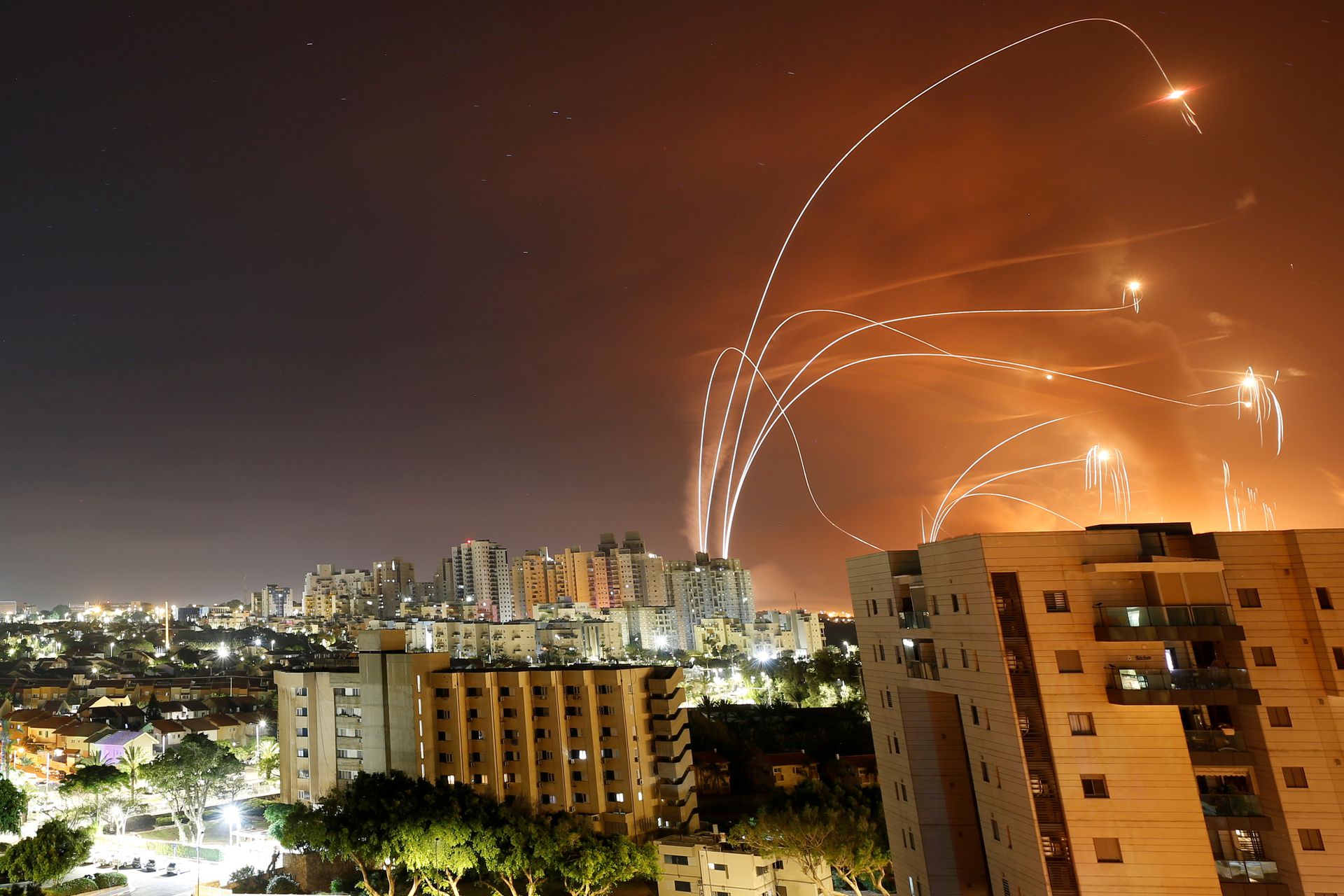 以巴冲突：图为5月11日，以军空袭加沙地带，天空被火光映照成橙红色。（Reuters）