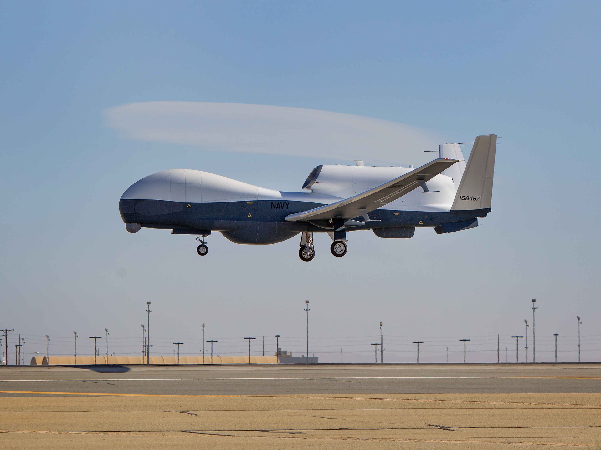 试飞中的美国海军MQ-4C海神无人机。海神无人机系由全球鹰无人机发展而来,专责海洋监控的无人机。为了遏制中国,美国已经批准向印度出售海神无人机及P-8反潜巡逻机,台湾也将获得这款无人机。(美国海军) 试飞中的美国海军MQ-4C海神无人机。海神无人机系由全球鹰无人机发展而来,专责海洋监控的无人机。为了遏制中国,美国已经批准向印度出售海神无人机及P-8反潜巡逻机,台湾也将获得这款无人机。(美国海军)