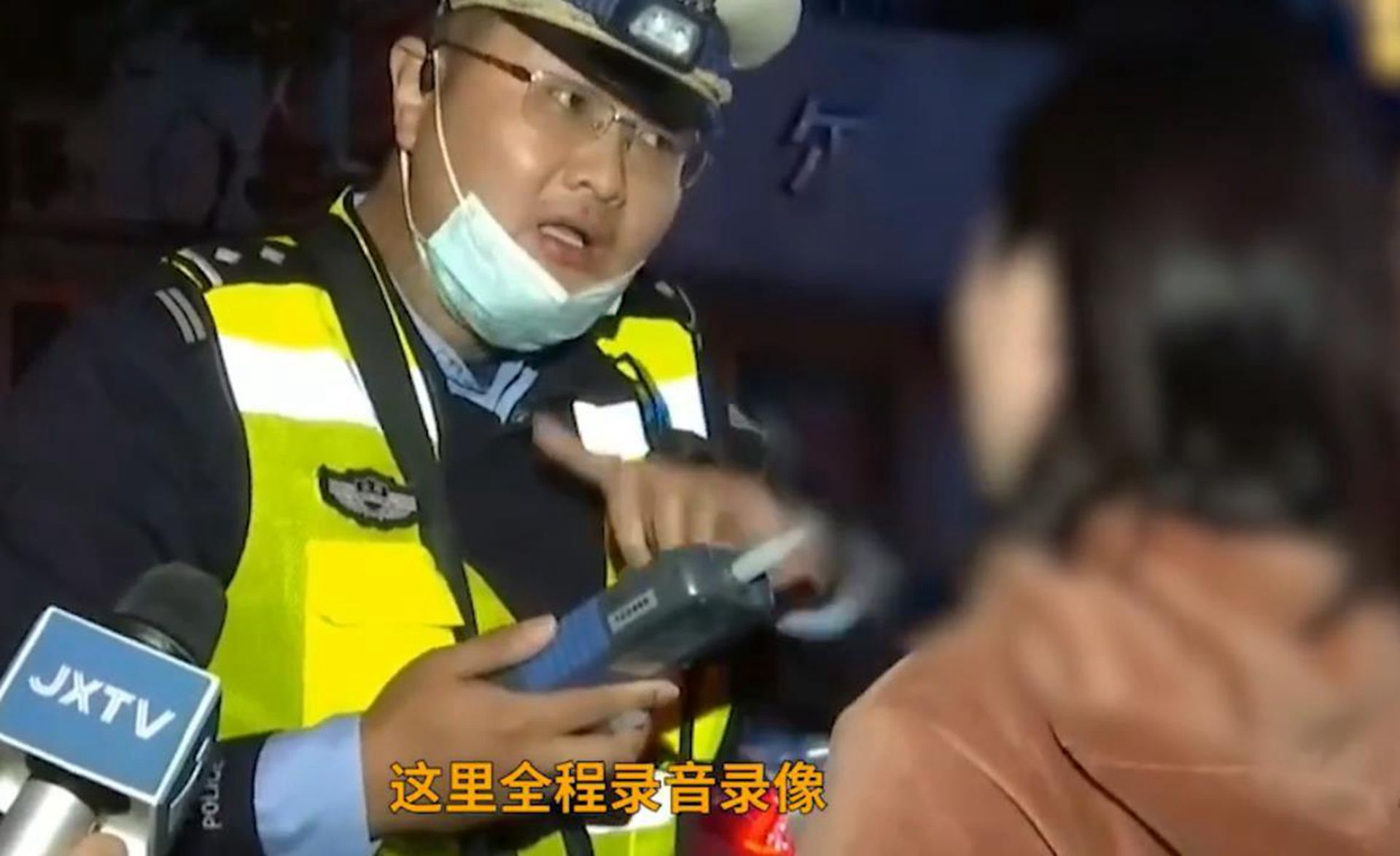 此前,交警在现场强调全程录音录像。(微博@徒步独行前行) 此前,交警在现场强调全程录音录像。(微博@徒步独行前行)