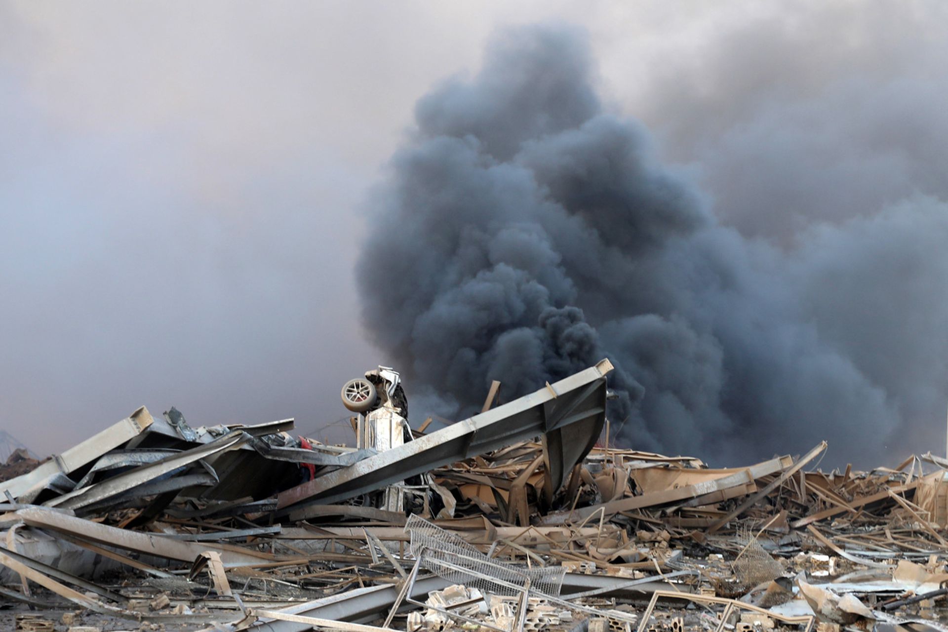 爆炸现场建筑物倒塌，汽车翻侧。（Reuters）