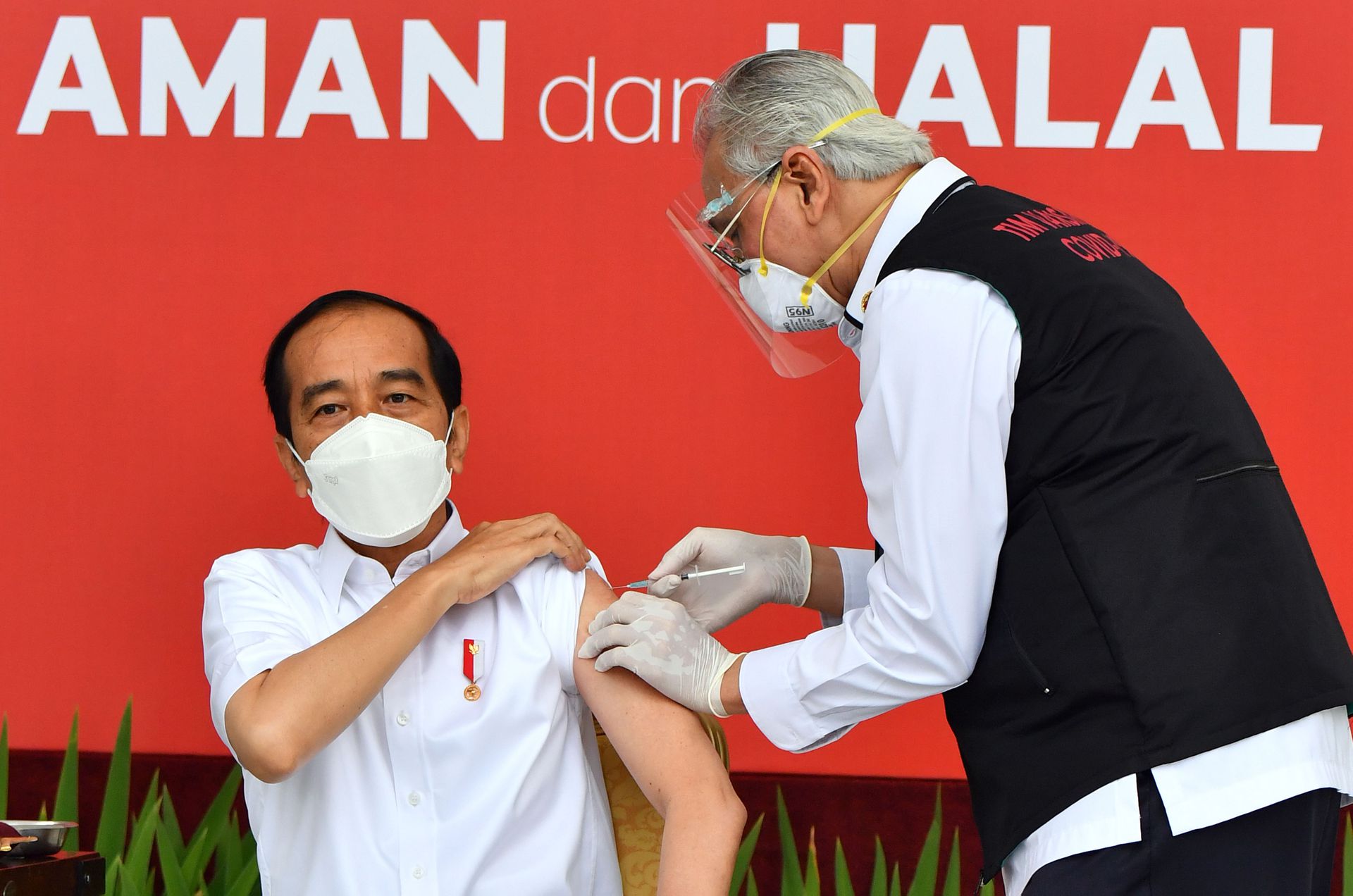 印尼总统佐科（Joko Widodo）直播接种首剂科兴疫苗。（新华社）