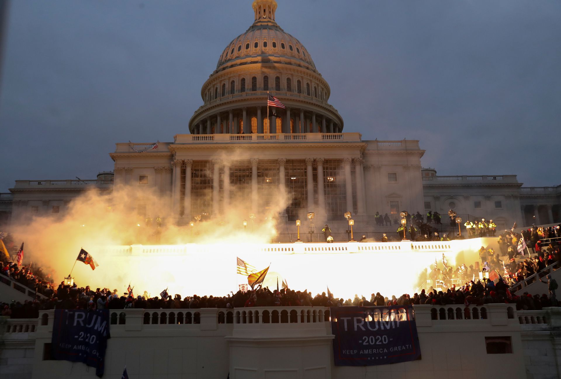 图为2021年1月6日，美国国会外面有总统特朗普支持者聚集，期间警察开火。（路透社）